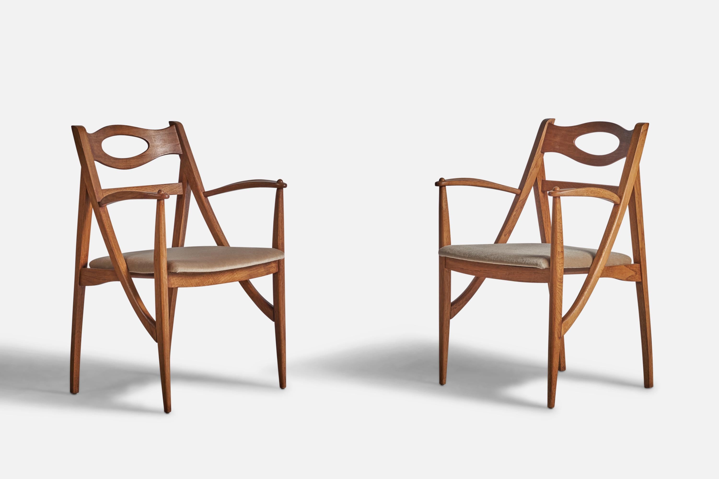 Paire de chaises d'appoint en chêne et mohair beige conçues et produites par Drexel, États-Unis, années 1950.

Hauteur du siège de 17 pouces
Mohair beige neuf.