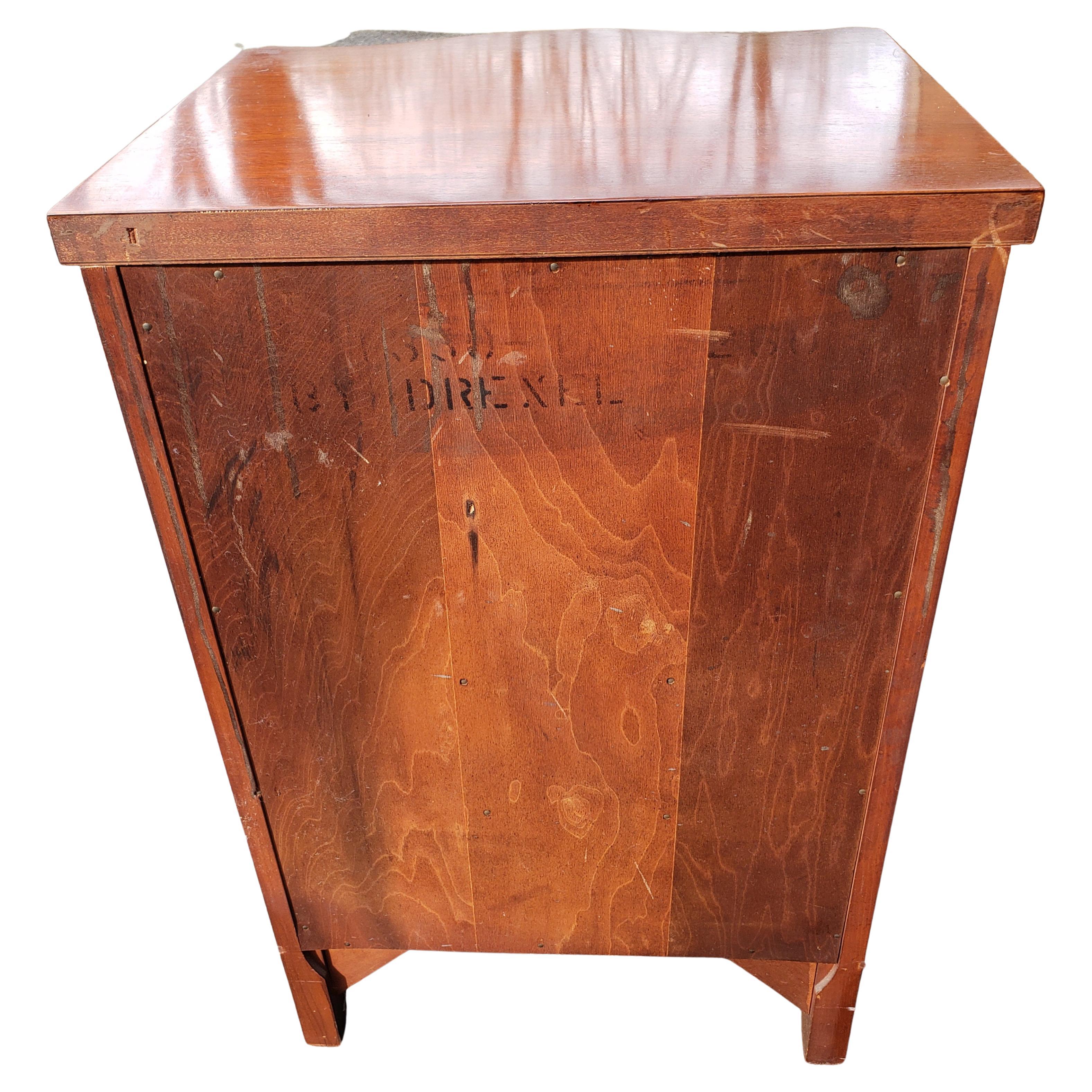 Drexel Travis Court Federal mahogany two drawers nightstand.
Very good vintage condition with wear appropriate with age and use. Some scratches on legs ends. Measures 18 inches in width x 15 inches in depth x 28.25 inches in heights.

W Jab.