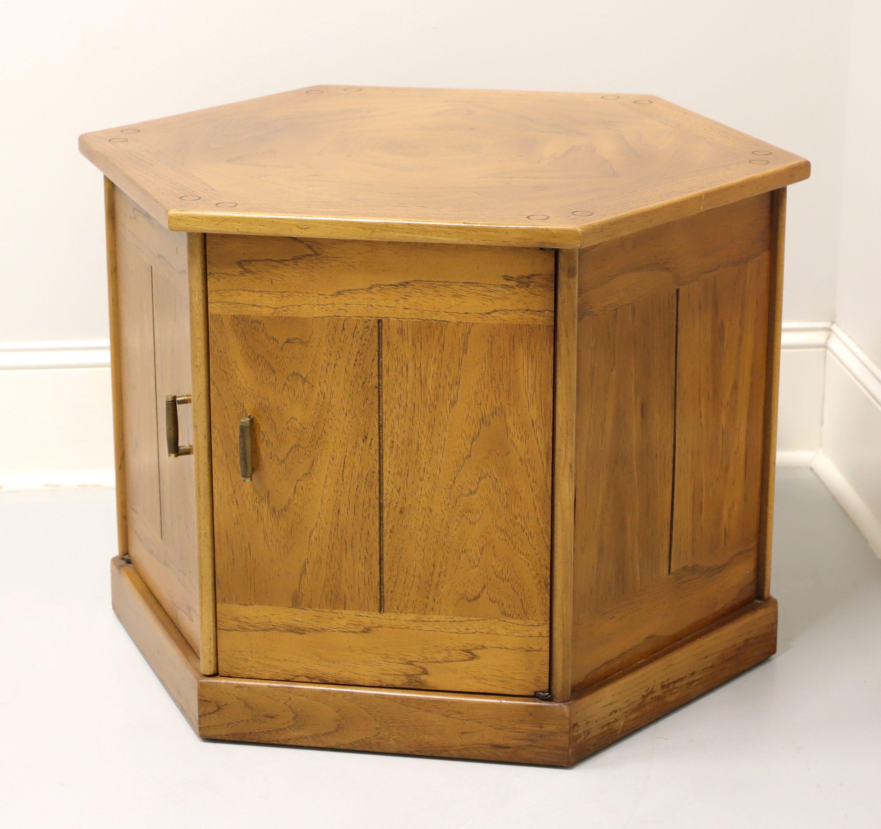 Mid-Century Modern DREXEL Table d'appoint Benchcraft Pecan Hexagonal Cabinet en vente