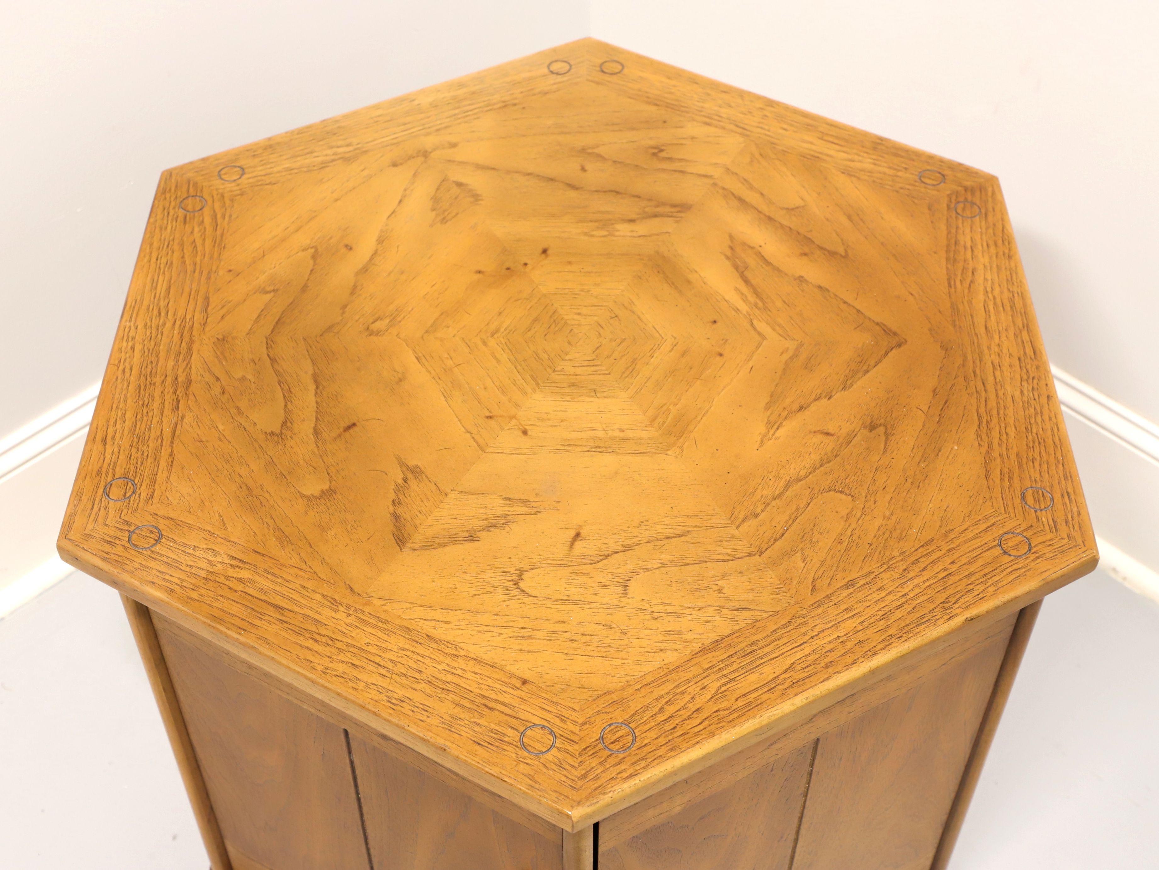 20ième siècle DREXEL Table d'appoint Benchcraft Pecan Hexagonal Cabinet en vente