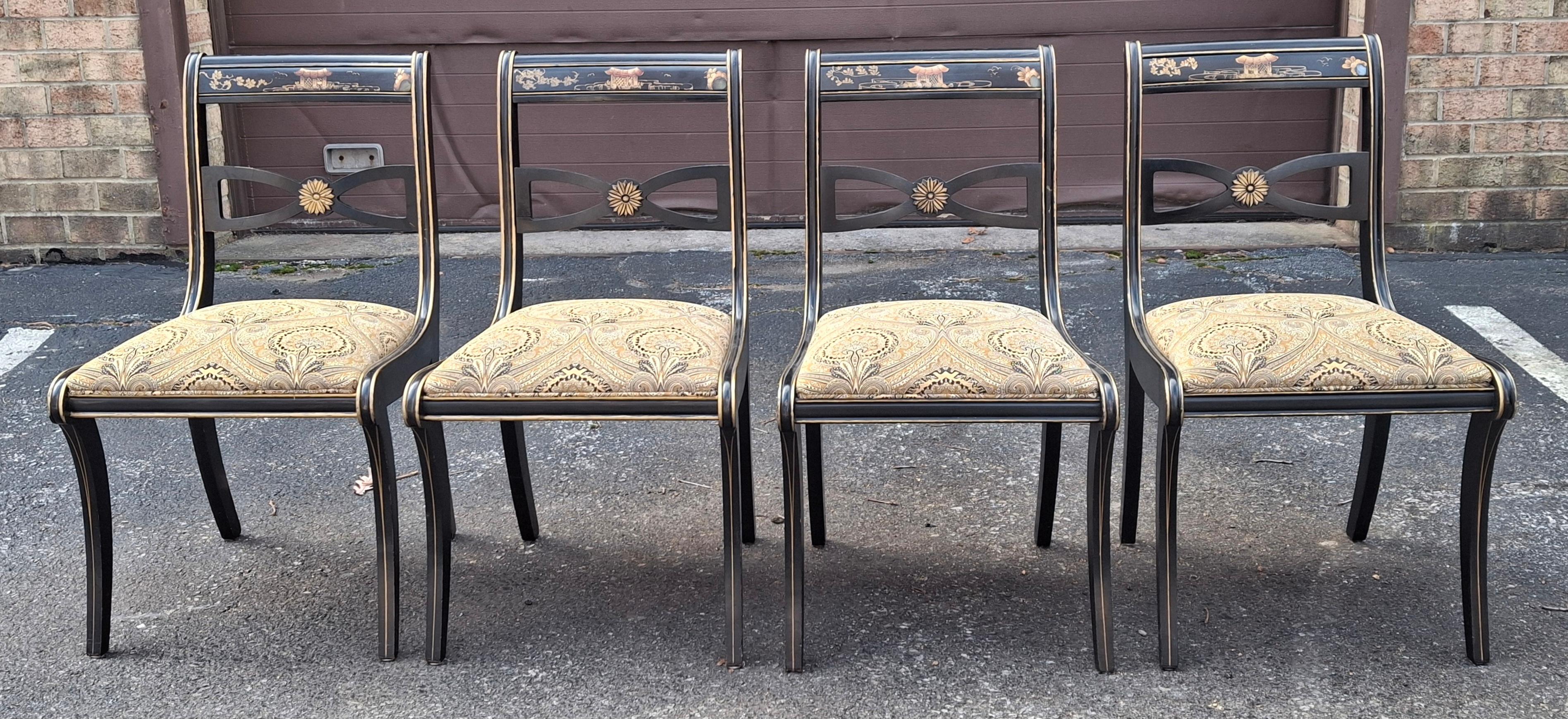 Ensemble de six chaises de salle à manger de style Regency en Chinoiserie Klismos laqué noir de Drexel Furniture. Quatre fauteuils d'appoint et deux fauteuils capitaine à accoudoirs à volutes 
 Mesure 19,5