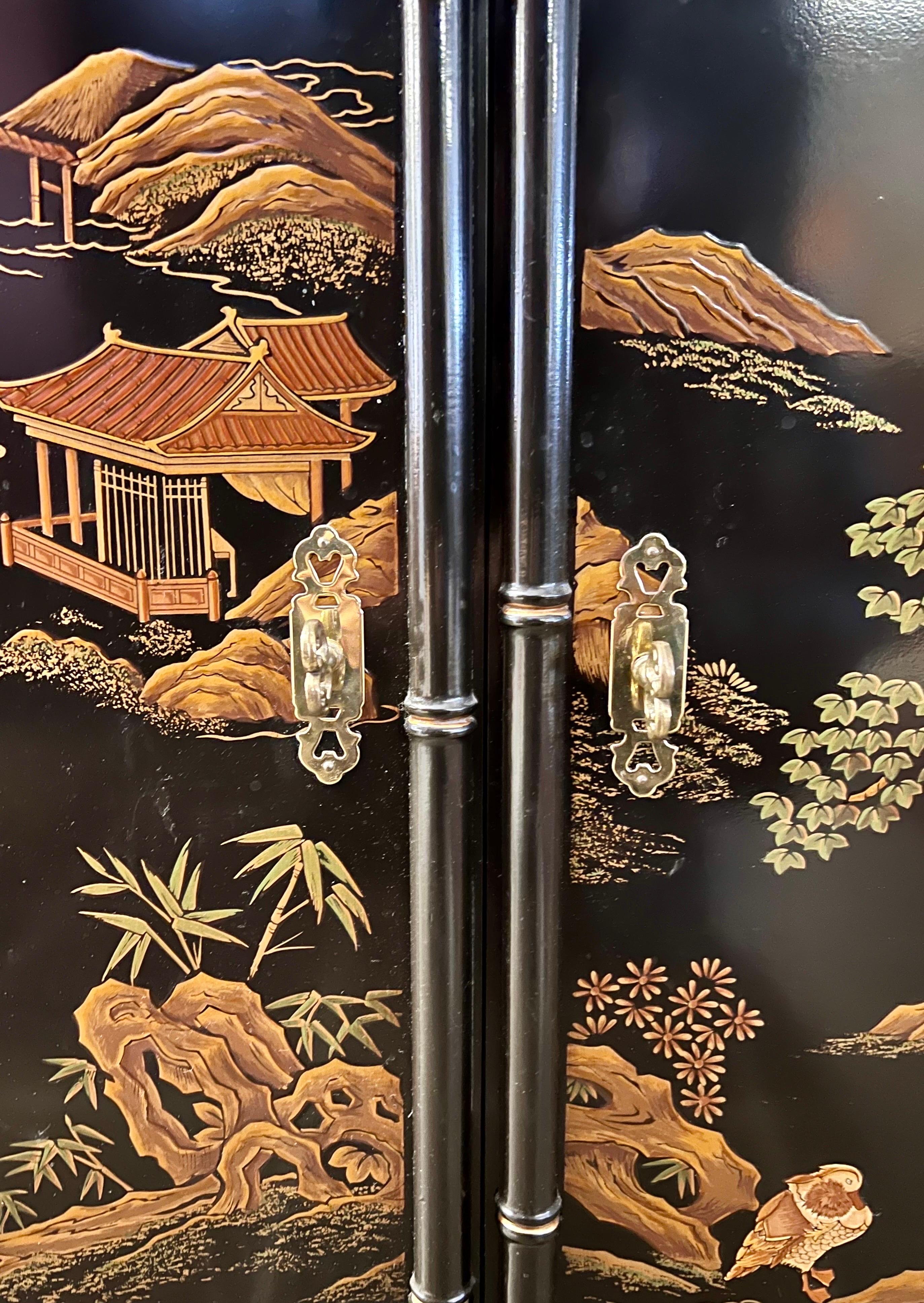 Armoire de style chinoiserie laquée noire avec dessus pagode Drexel  en vente 4