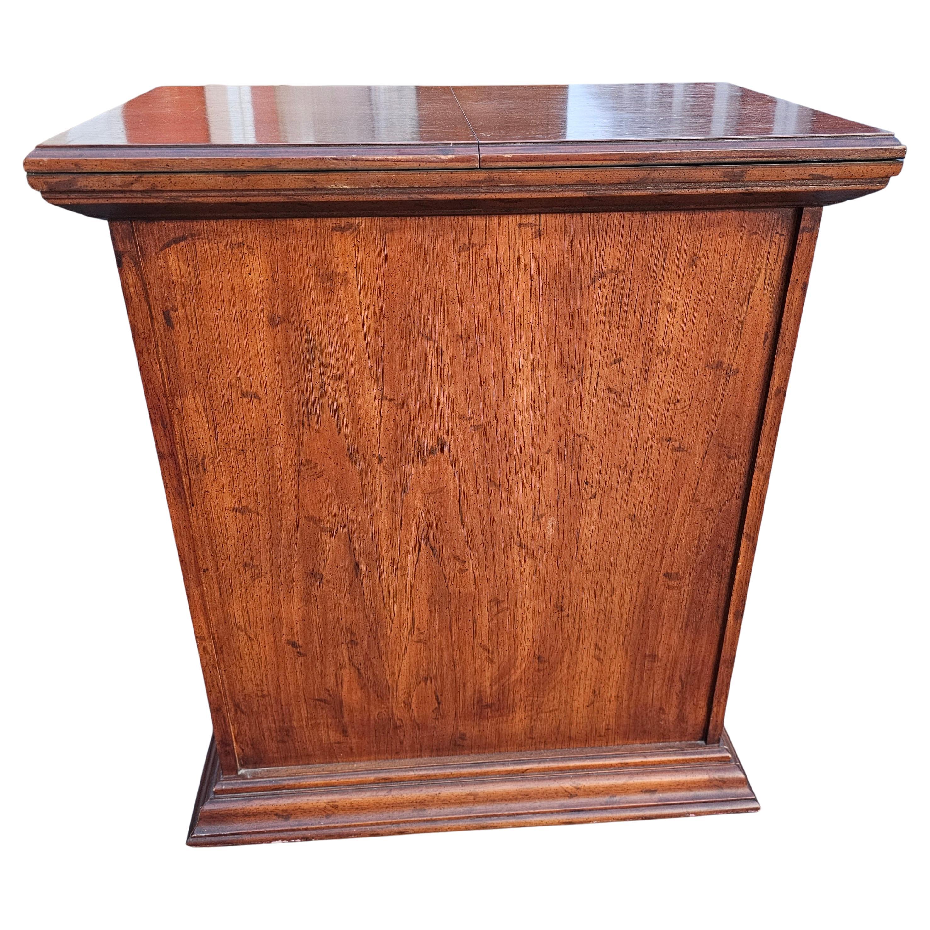 Eine prächtige Drexel Brass Mount Fruitwood Fold-Top Mini Bar mit doppelten Flügeltüren.
In sehr gutem Vintage-Zustand. Misst 30