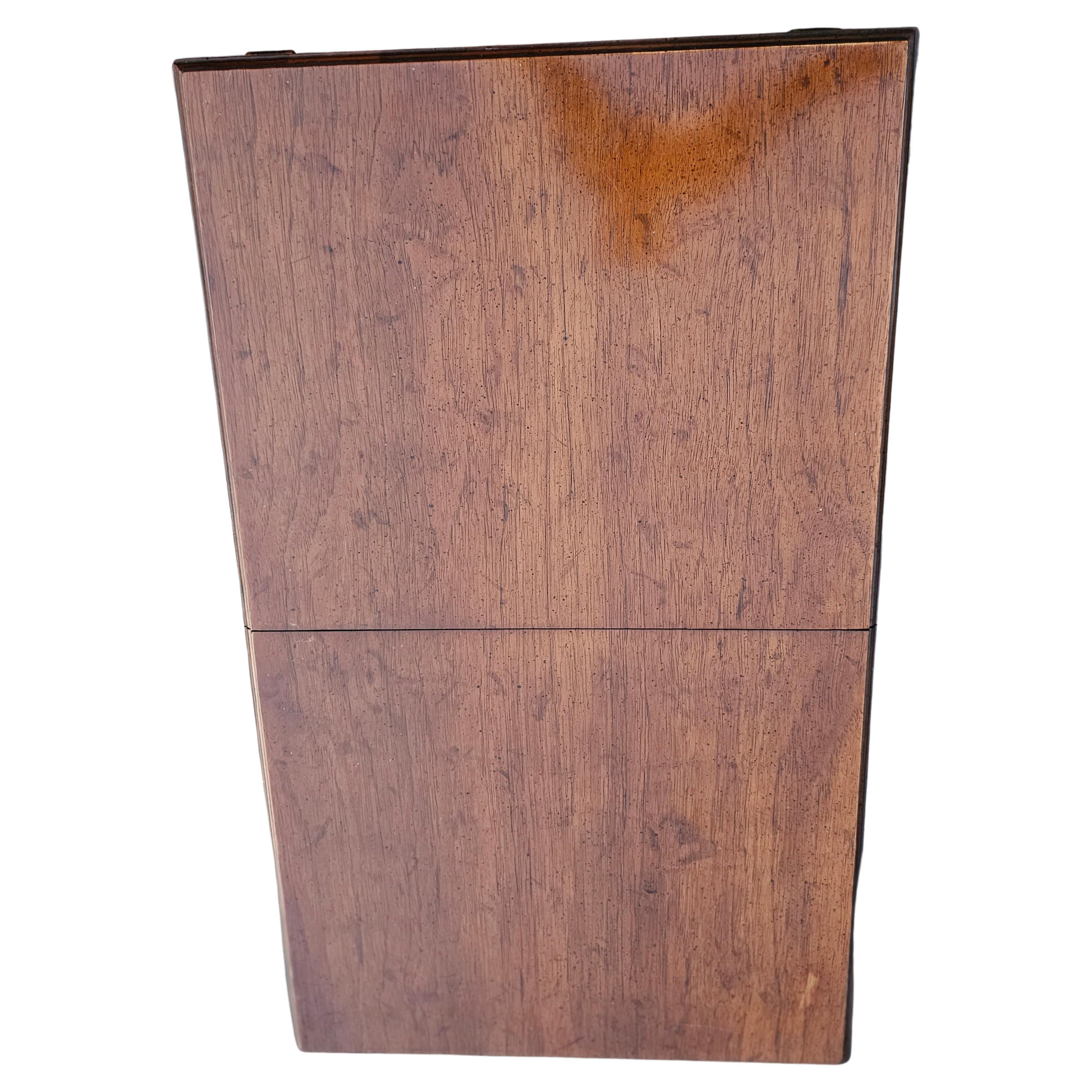 Drexel-Minibar aus Obstholz mit gefalteter Platte und französischen Türen aus Messing (Moderne der Mitte des Jahrhunderts) im Angebot