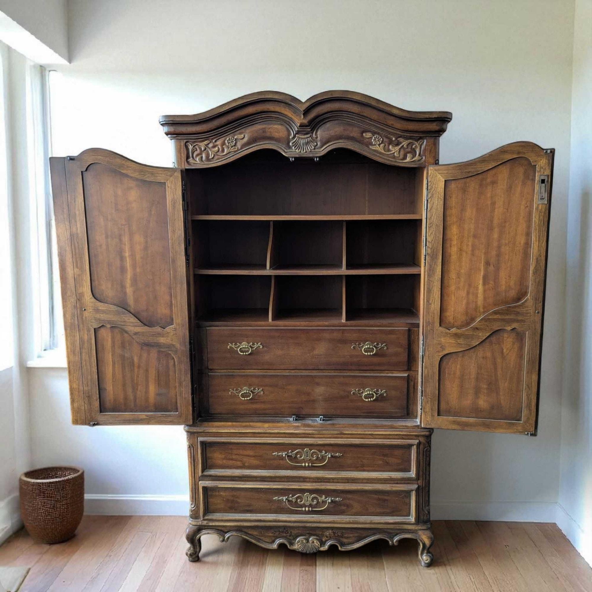 Drexel Bretagne Erbe Französisch Provincial geschnitzt Holz Kleiderschrank, 1960er Jahre im Angebot 3