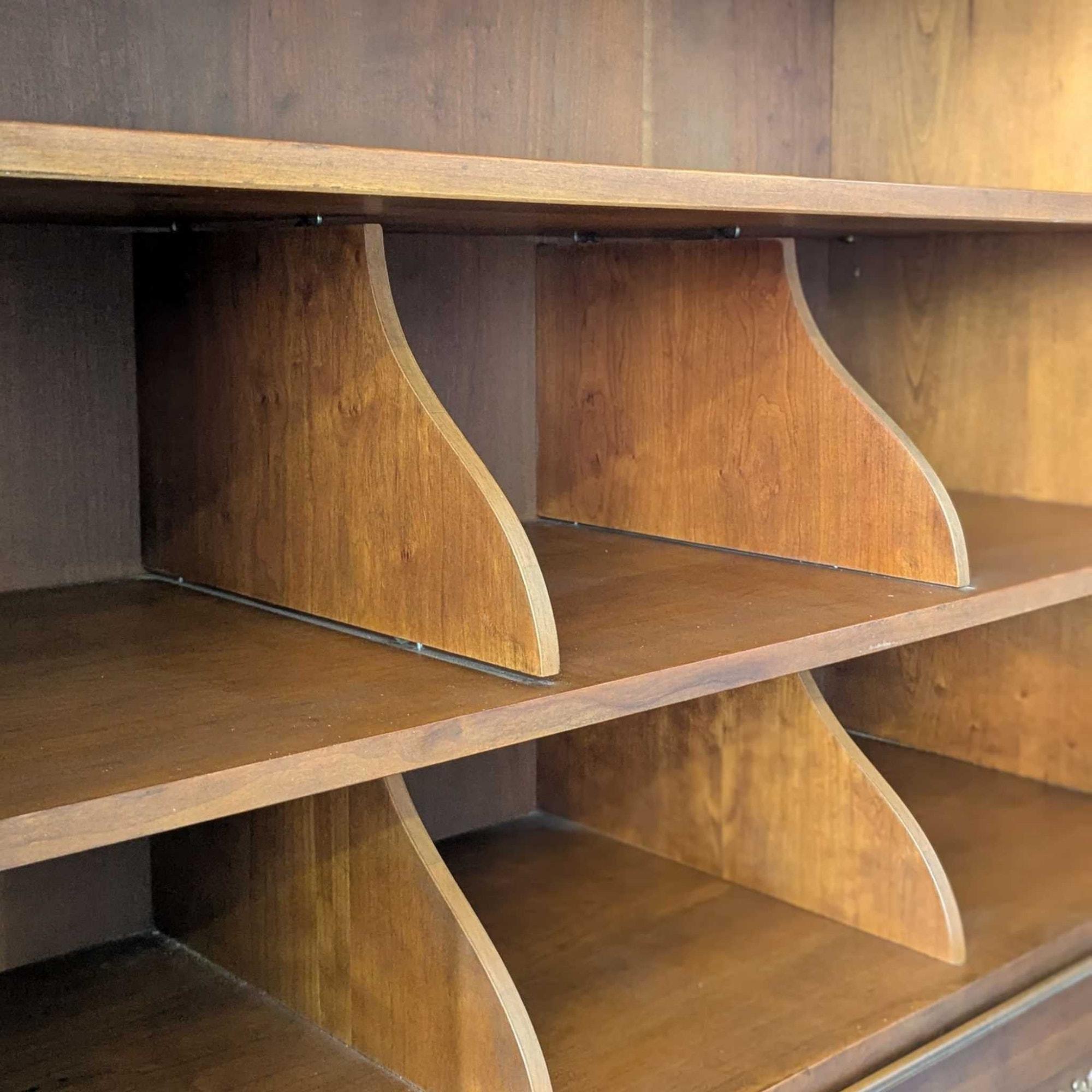 Drexel Bretagne Erbe Französisch Provincial geschnitzt Holz Kleiderschrank, 1960er Jahre im Angebot 4