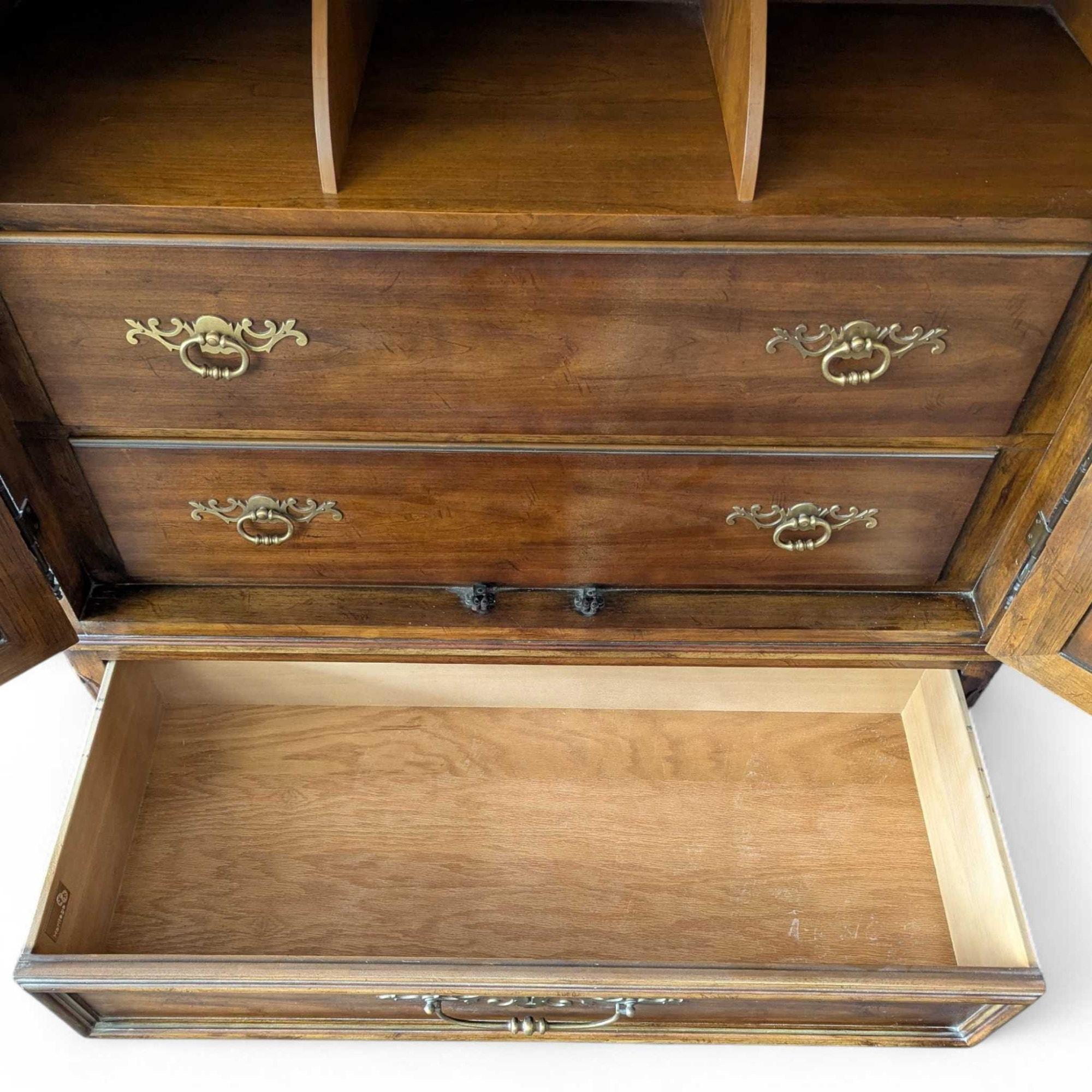 Drexel Bretagne Erbe Französisch Provincial geschnitzt Holz Kleiderschrank, 1960er Jahre im Angebot 8