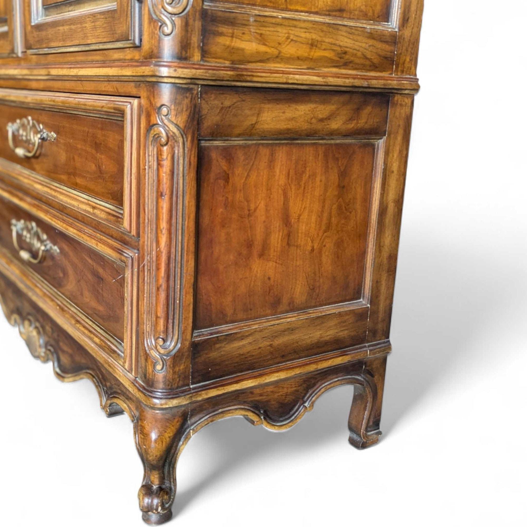 Drexel Bretagne Erbe Französisch Provincial geschnitzt Holz Kleiderschrank, 1960er Jahre im Angebot 9