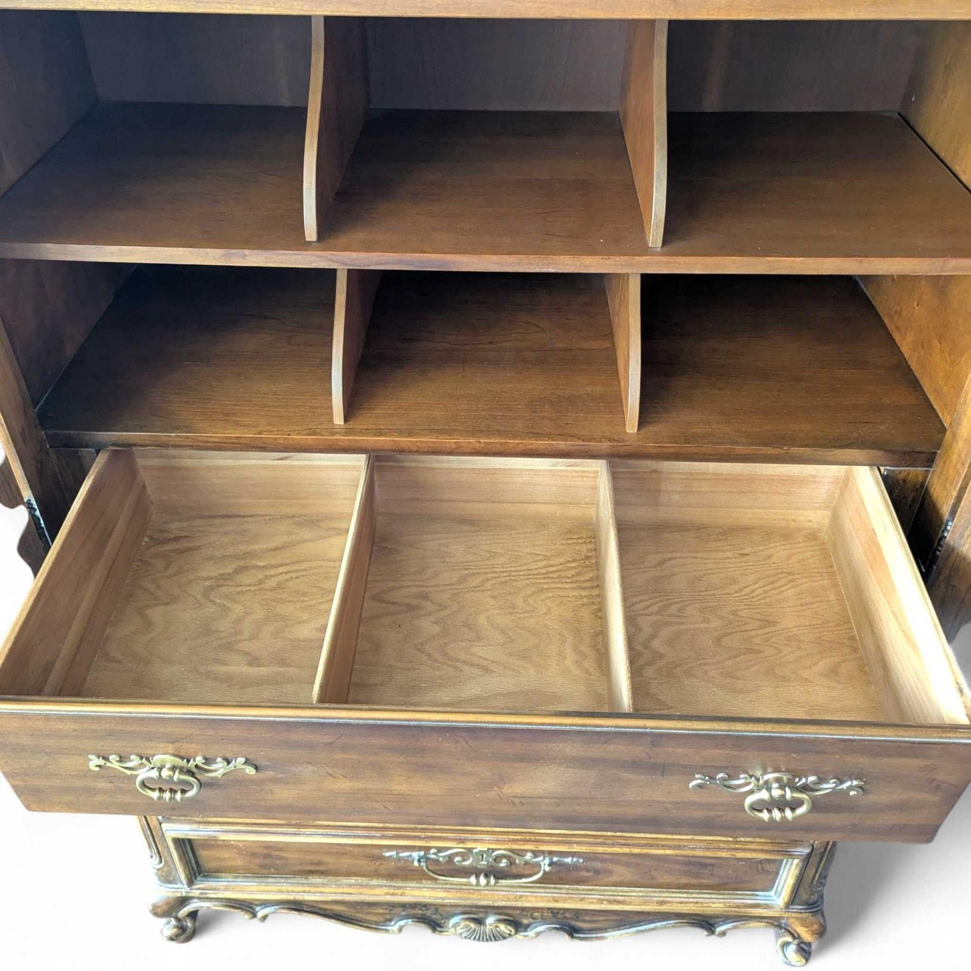 Drexel Bretagne Erbe Französisch Provincial geschnitzt Holz Kleiderschrank, 1960er Jahre im Angebot 11