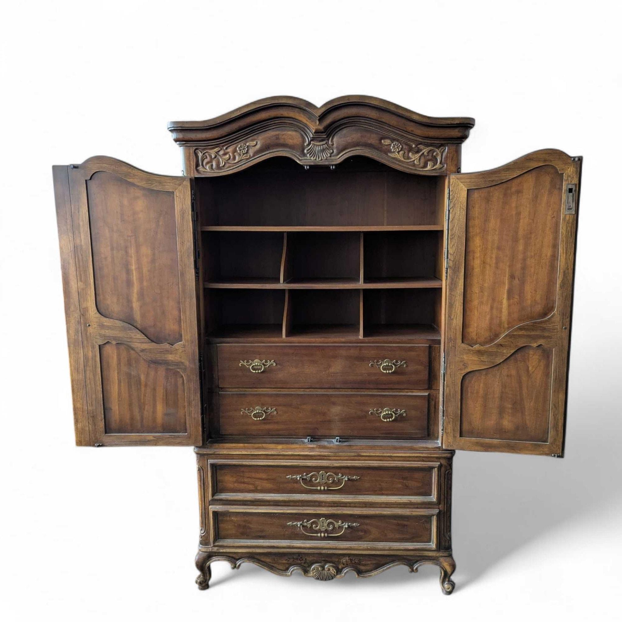 Drexel Bretagne Erbe Französisch Provincial geschnitzt Holz Kleiderschrank, 1960er Jahre (Moderne der Mitte des Jahrhunderts) im Angebot