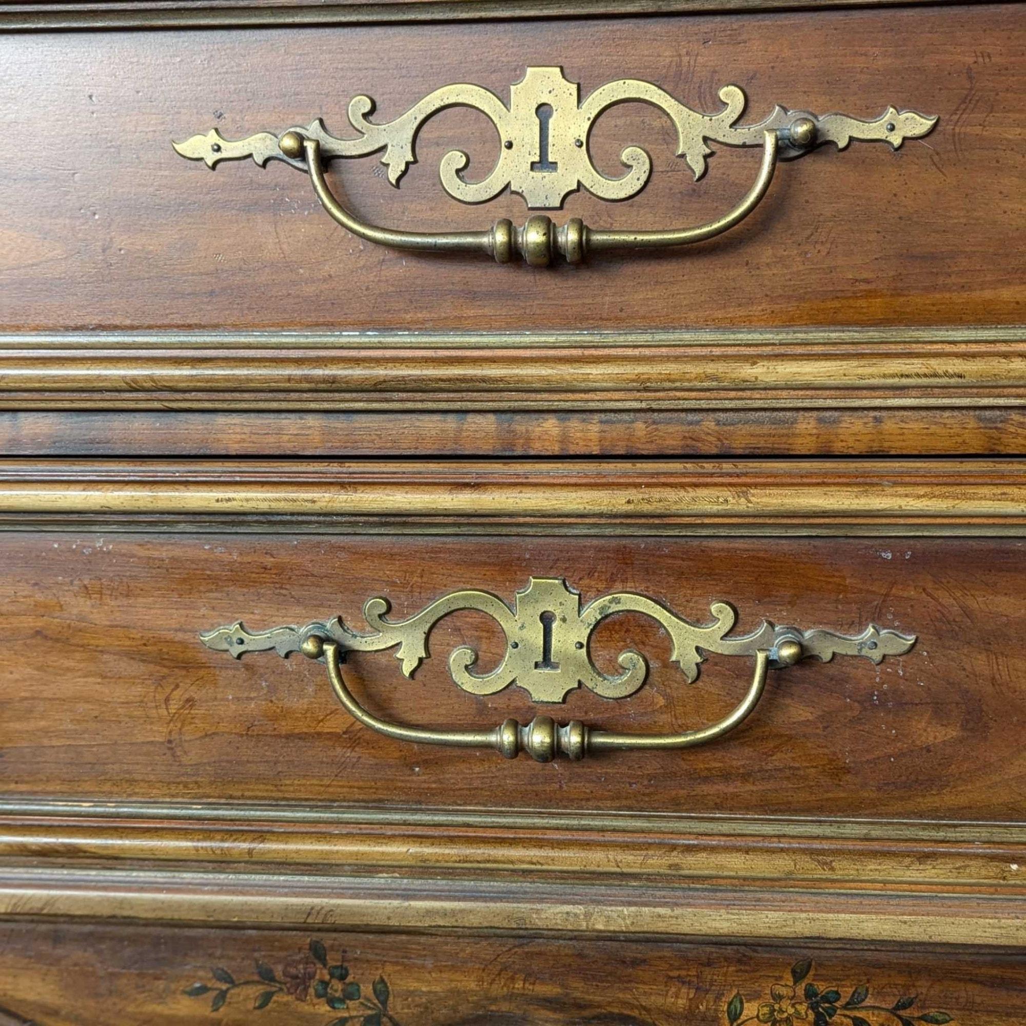 Drexel Bretagne Erbe Französisch Provincial geschnitzt Holz Kleiderschrank, 1960er Jahre (Unbekannt) im Angebot