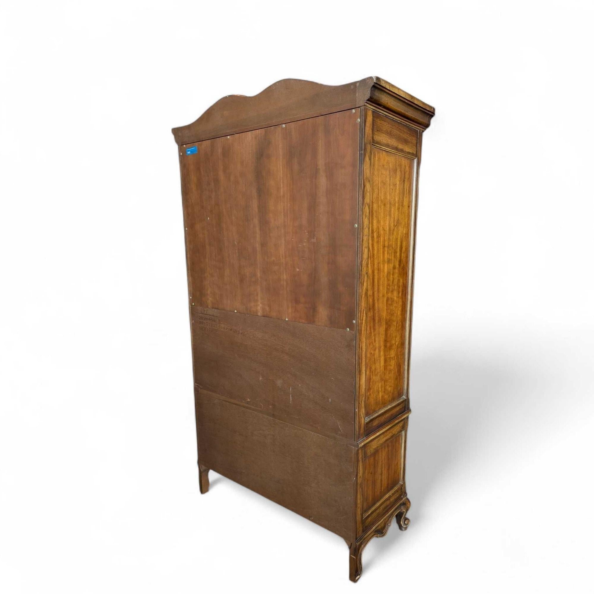 Drexel Bretagne Erbe Französisch Provincial geschnitzt Holz Kleiderschrank, 1960er Jahre (Tischlerei) im Angebot