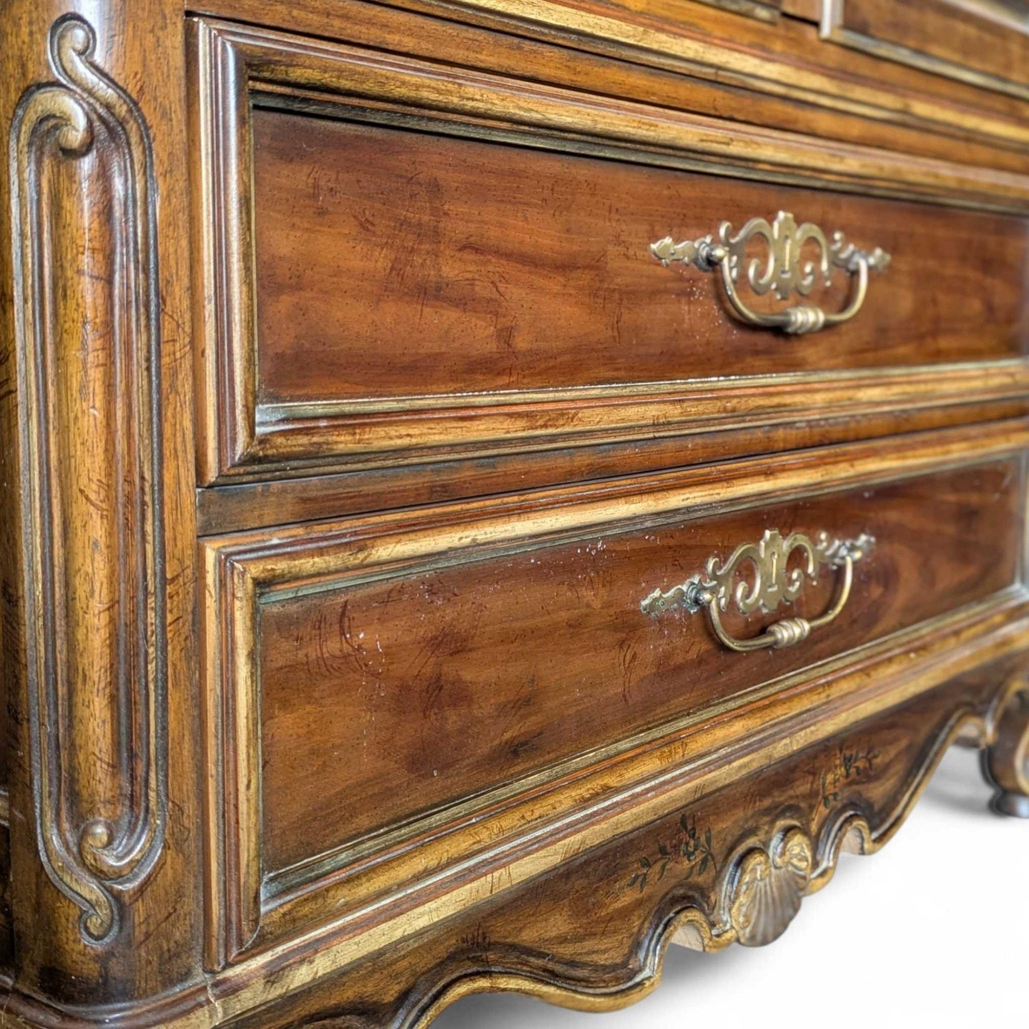 Drexel Bretagne Erbe Französisch Provincial geschnitzt Holz Kleiderschrank, 1960er Jahre im Angebot 1