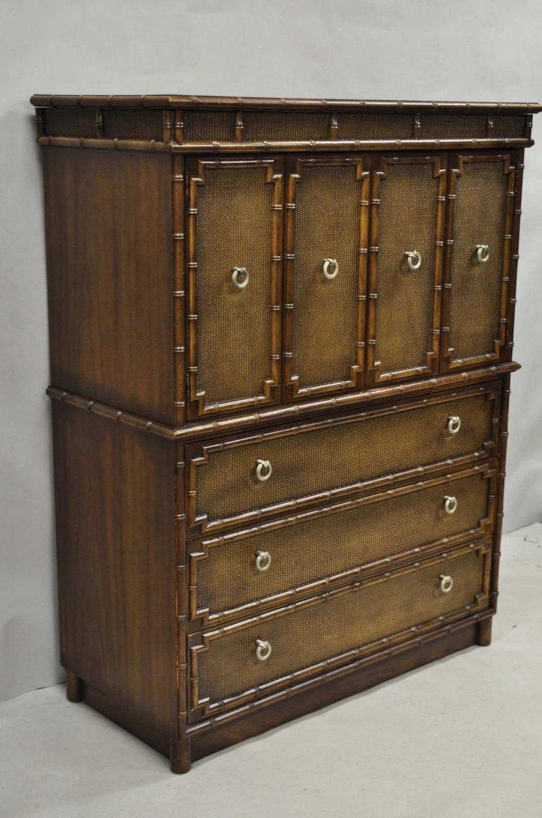 Veuillez nous envoyer un message avec votre code postal pour demander un devis plus raisonnable pour les frais d'expédition aux États-Unis.

Vintage Chinese Chippendale Faux Bamboo Fretwork Rattan Tall Chest Dresser Cabinet by Drexel. L'article se