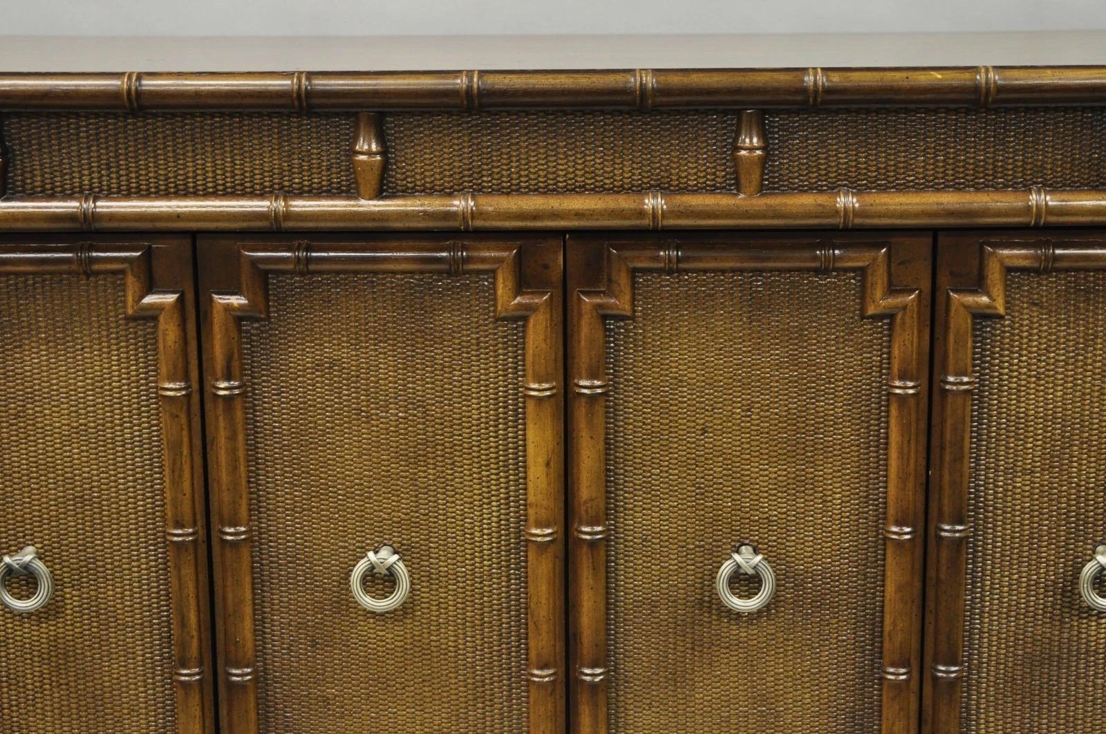 Hollywood Regency Drexel Commode Chinoise Chippendale Faux Bambou Fretwork Rattan Tall Chest Dresser en vente