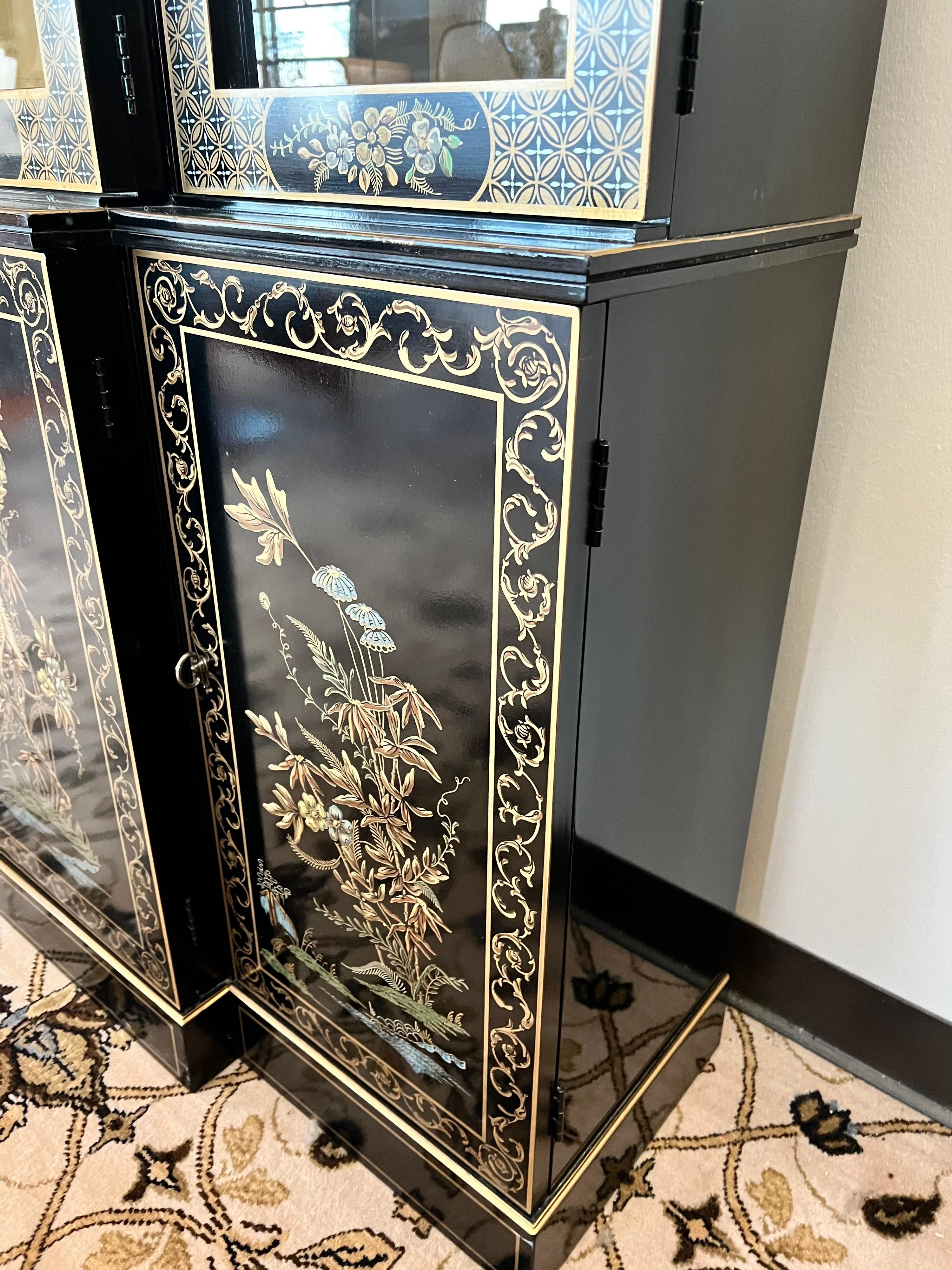 Drexel Chinoiserie Black Lacquered and Gold Lighted China Display Cabinet In Good Condition In West Hartford, CT