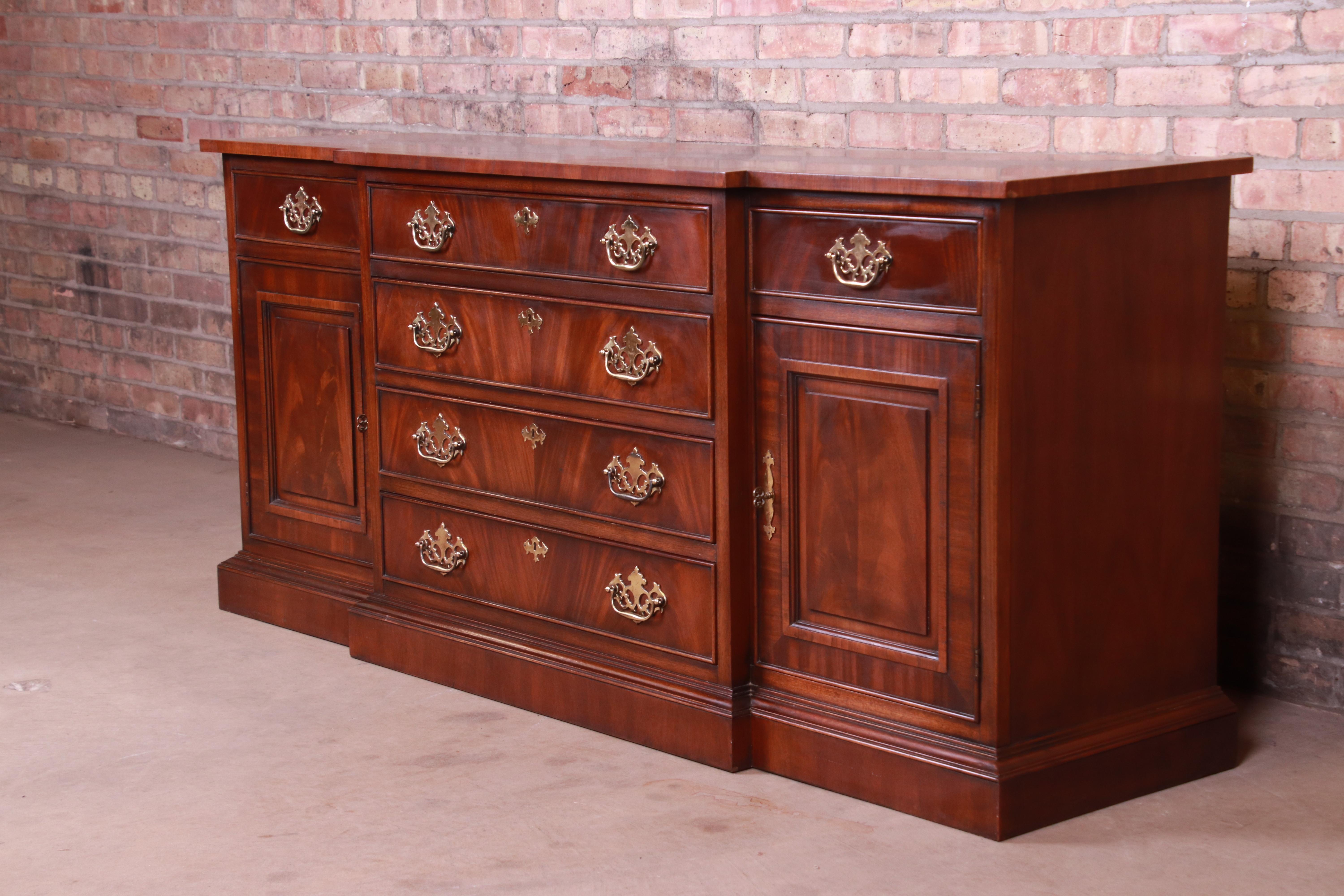 Drexel Chippendale Banded Flame Mahogany Sideboard Credenza In Good Condition In South Bend, IN