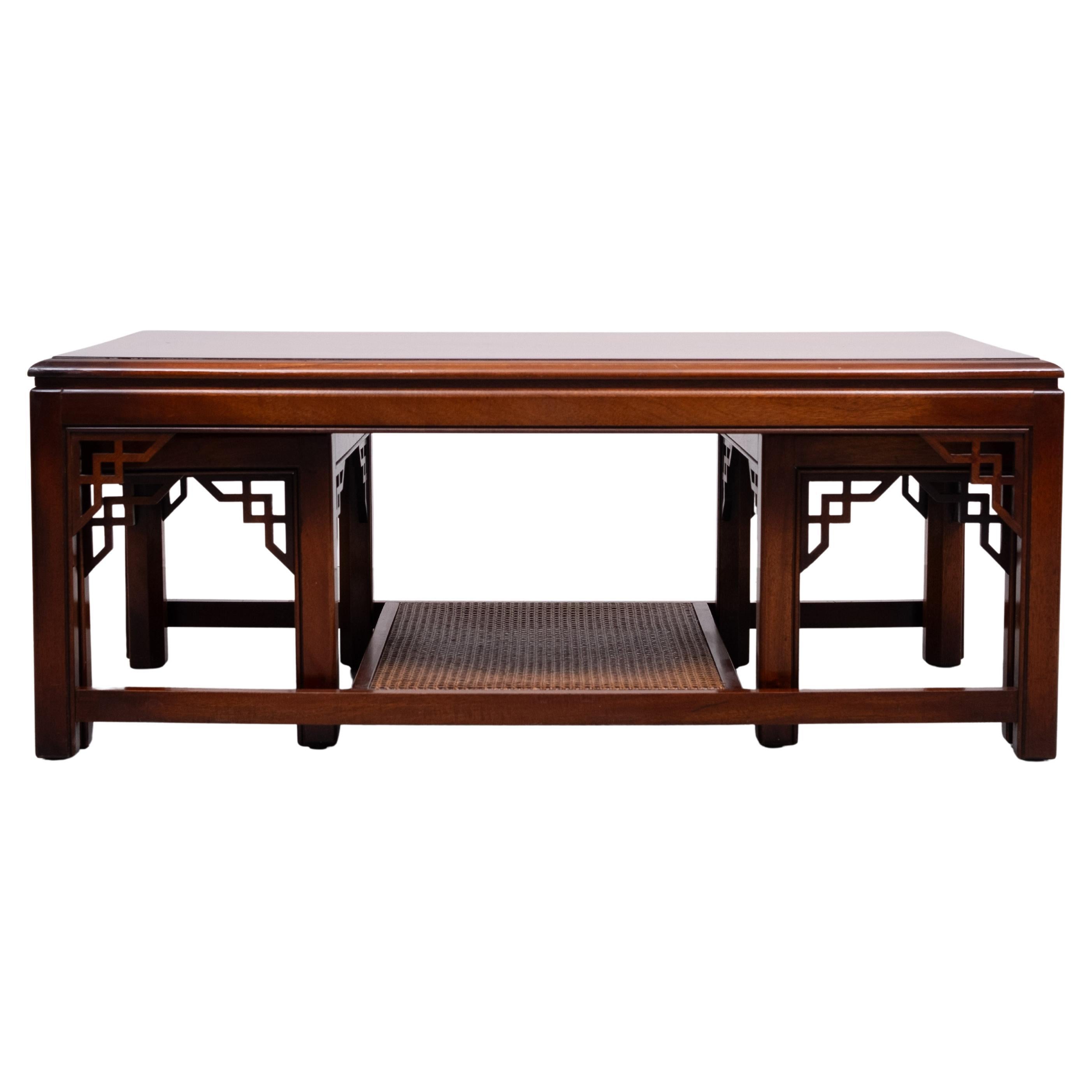 Regardez ce magnifique ensemble de tables, de style géorgien, en acajou massif.
La table basse est livrée avec un porte-revues et deux petites tables d'appoint qui se placent sous la grande table.  
J'ai aussi 2 autres tables d'appoint du même