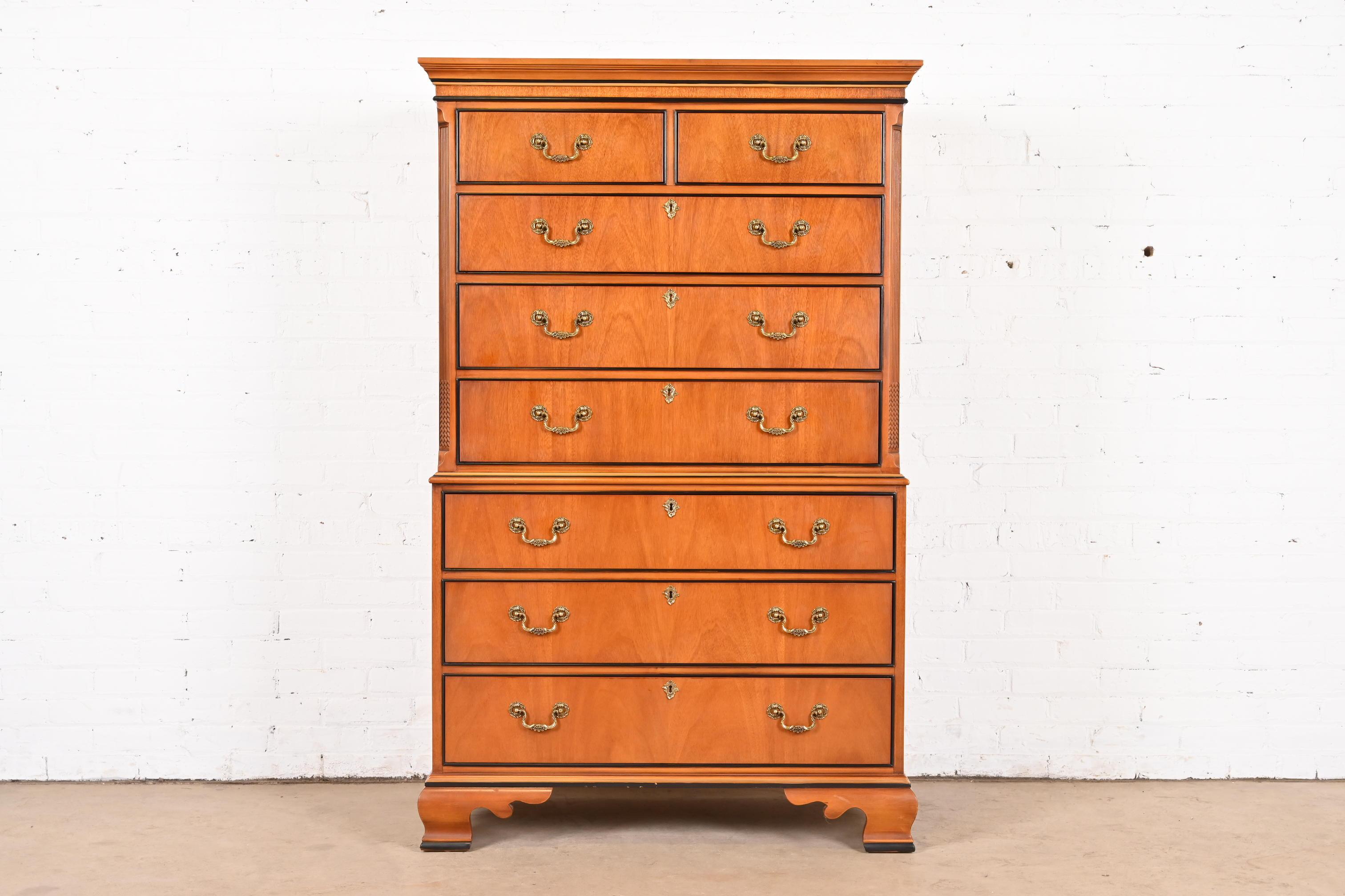 Uno splendido cassettone a otto cassetti in stile georgiano o Chippendale

Da Drexel

USA, circa anni '1980

Bellissimo mogano intagliato, con finiture ebanizzate e ferramenta originale in ottone.

Misure: 39,5