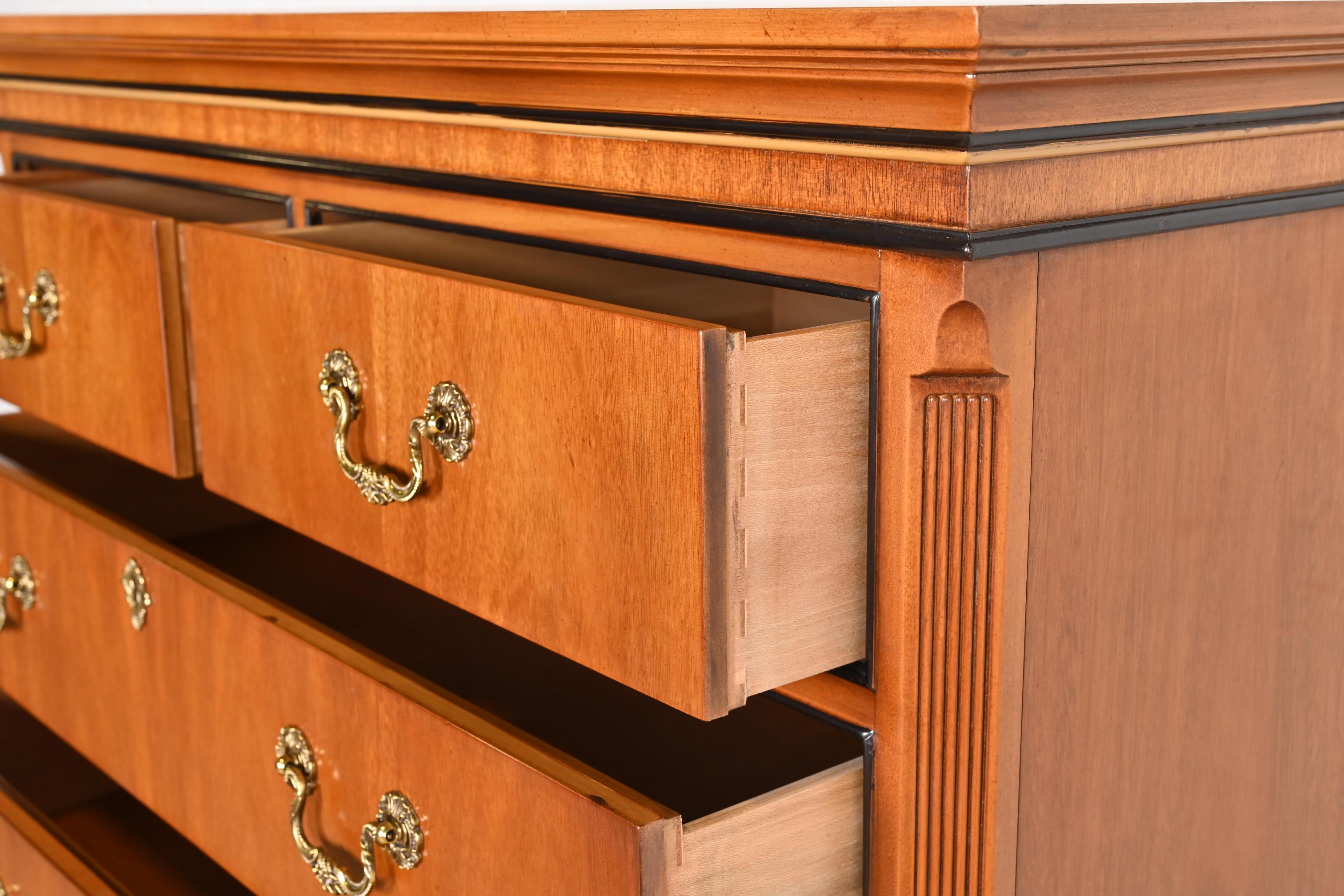 Ottone Cassettone o comò Drexel Chippendale in mogano in vendita