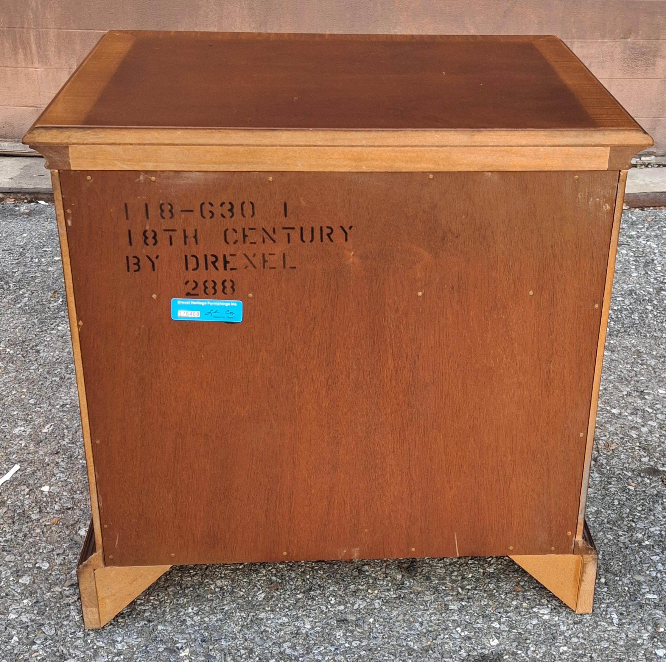 Tavolino da letto in mogano a bande incrociate stile Drexel Chippendale in vendita 3