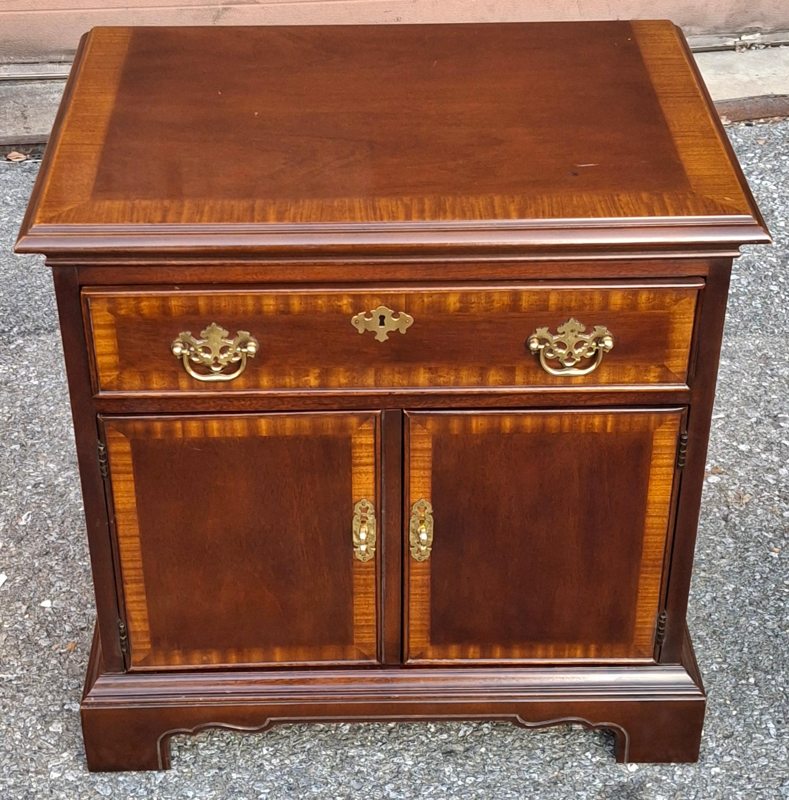 Tavolino da letto in mogano a fasce incrociate in stile Drexel Chippendale. Dispone di un cassetto superiore singolo e di un mobile inferiore a doppia anta.
Misure: 24,5