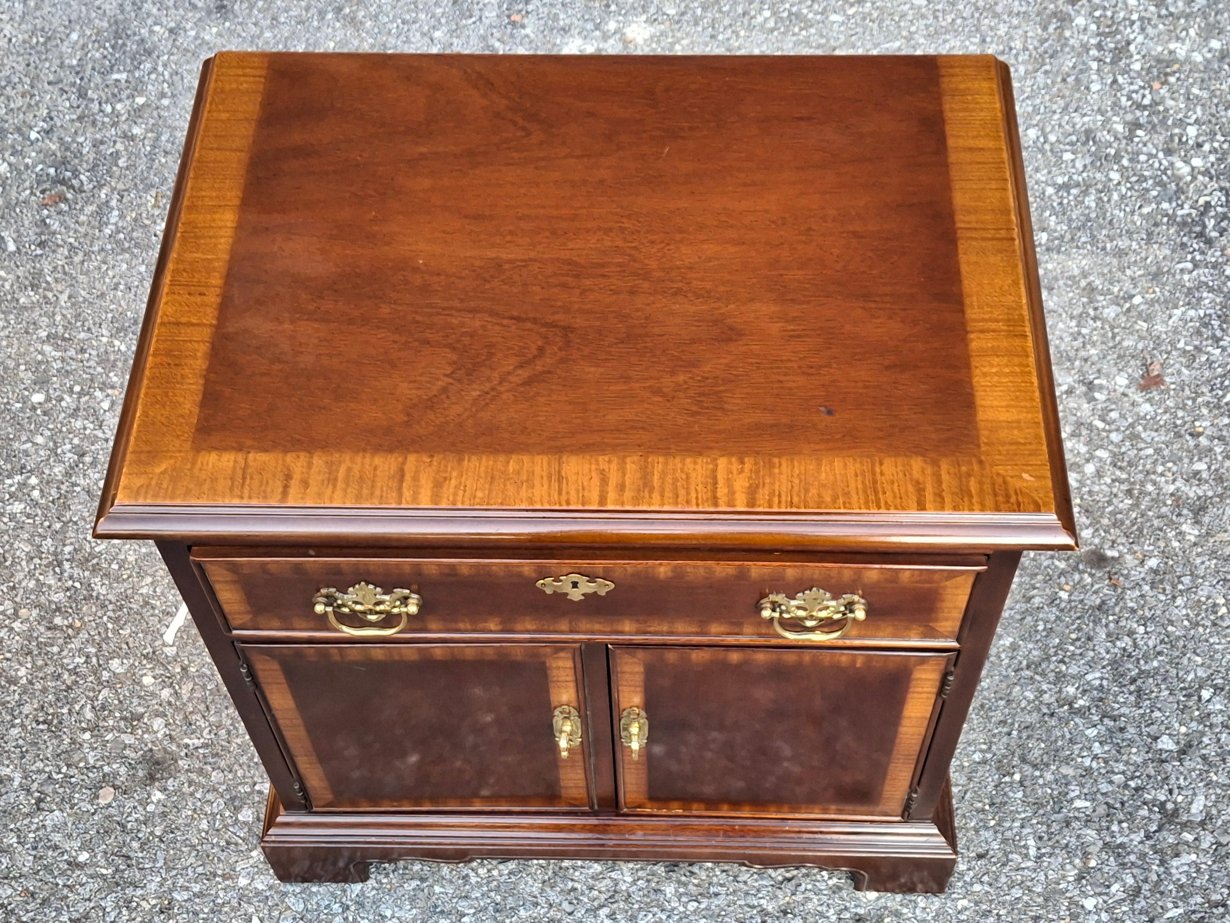 Americano Tavolino da letto in mogano a bande incrociate stile Drexel Chippendale in vendita
