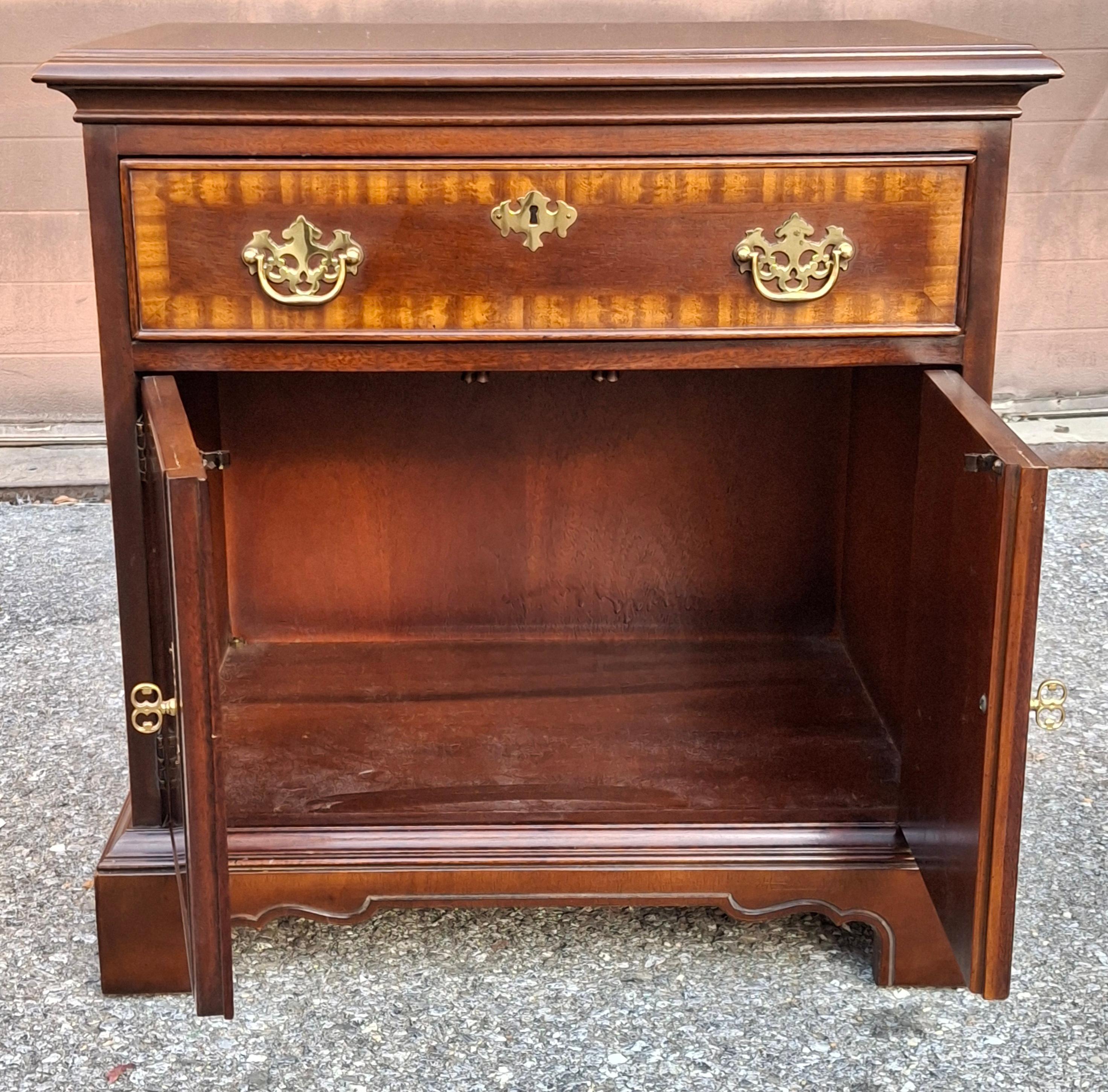 Verniciato Tavolino da letto in mogano a bande incrociate stile Drexel Chippendale in vendita