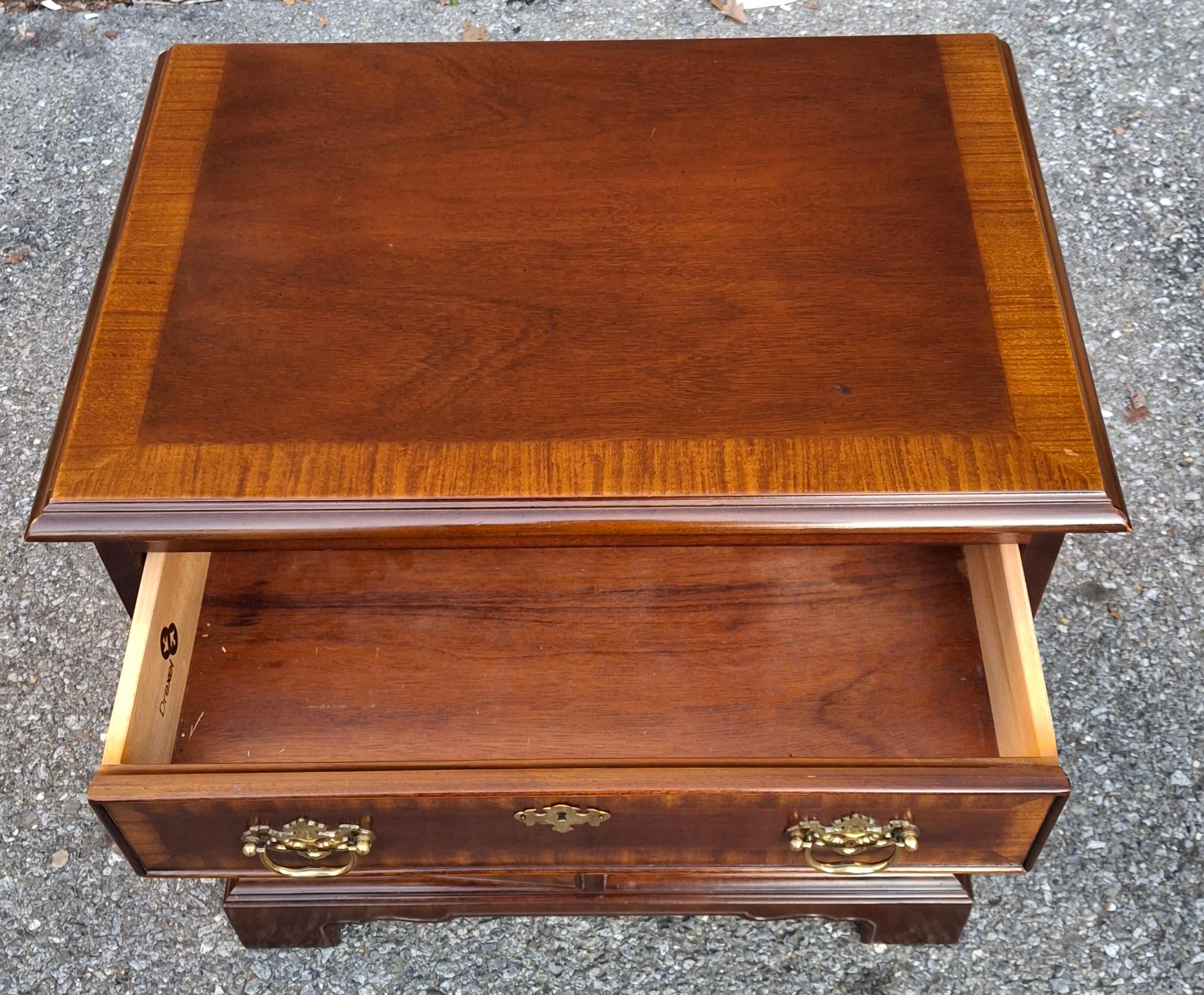 Tavolino da letto in mogano a bande incrociate stile Drexel Chippendale In condizioni buone in vendita a Germantown, MD