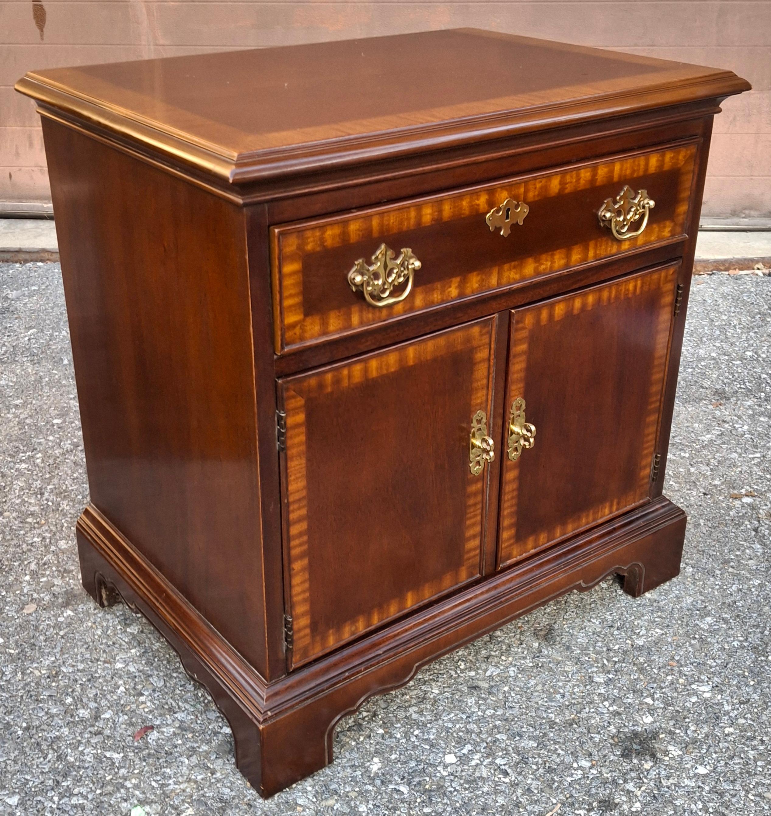 XX secolo Tavolino da letto in mogano a bande incrociate stile Drexel Chippendale in vendita