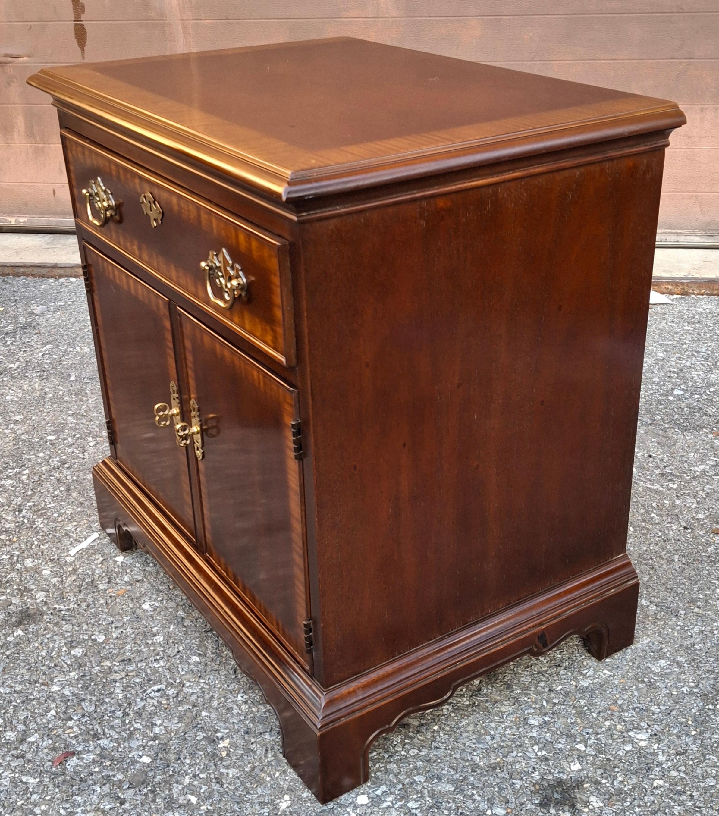 Mogano Tavolino da letto in mogano a bande incrociate stile Drexel Chippendale in vendita
