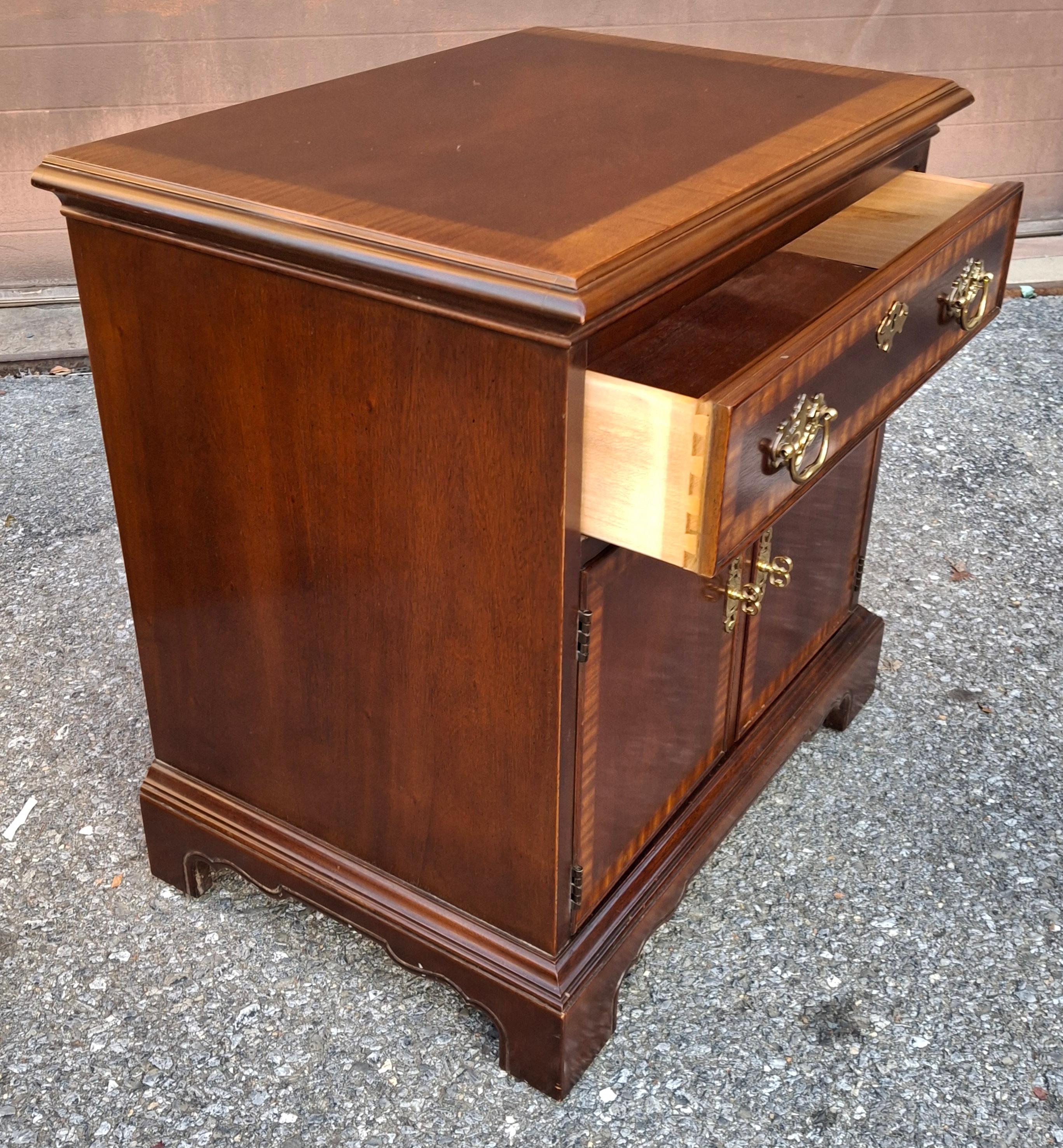 Tavolino da letto in mogano a bande incrociate stile Drexel Chippendale in vendita 1