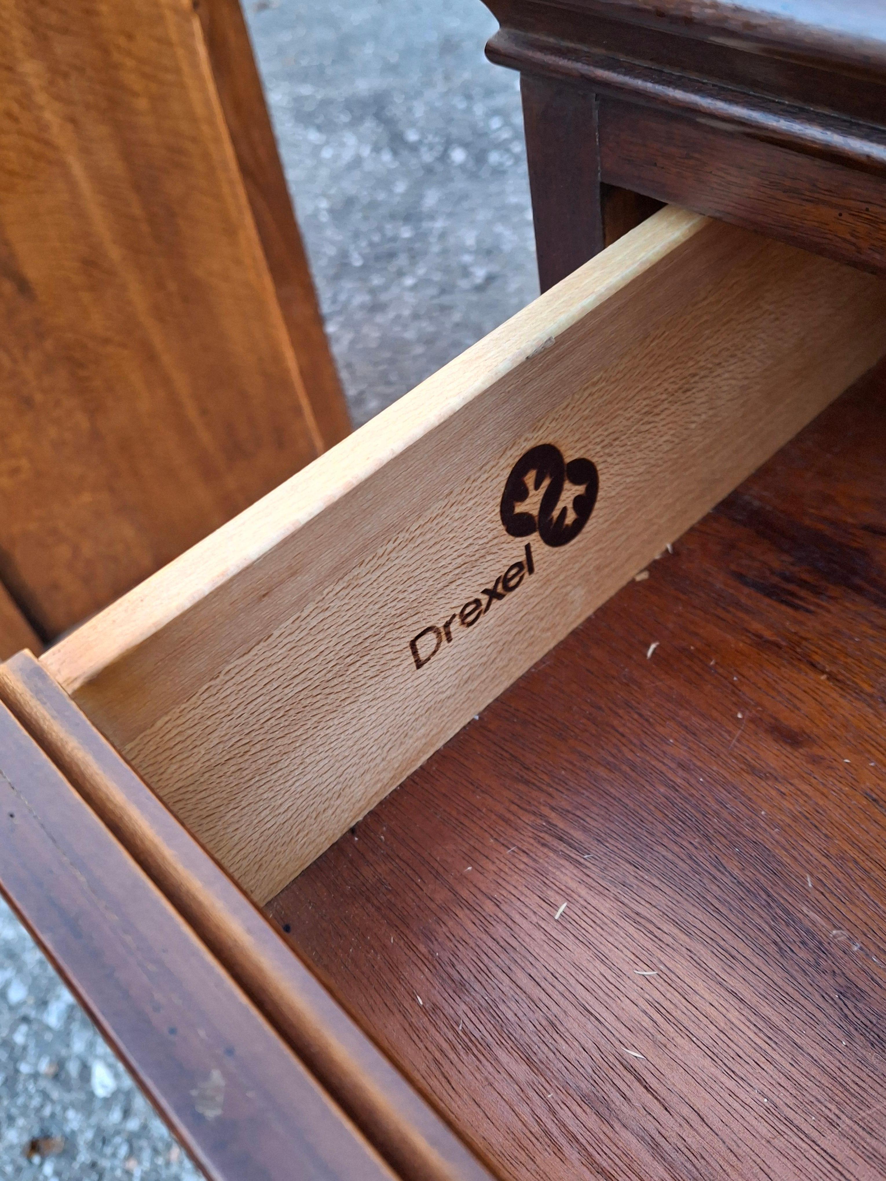 Tavolino da letto in mogano a bande incrociate stile Drexel Chippendale in vendita 2