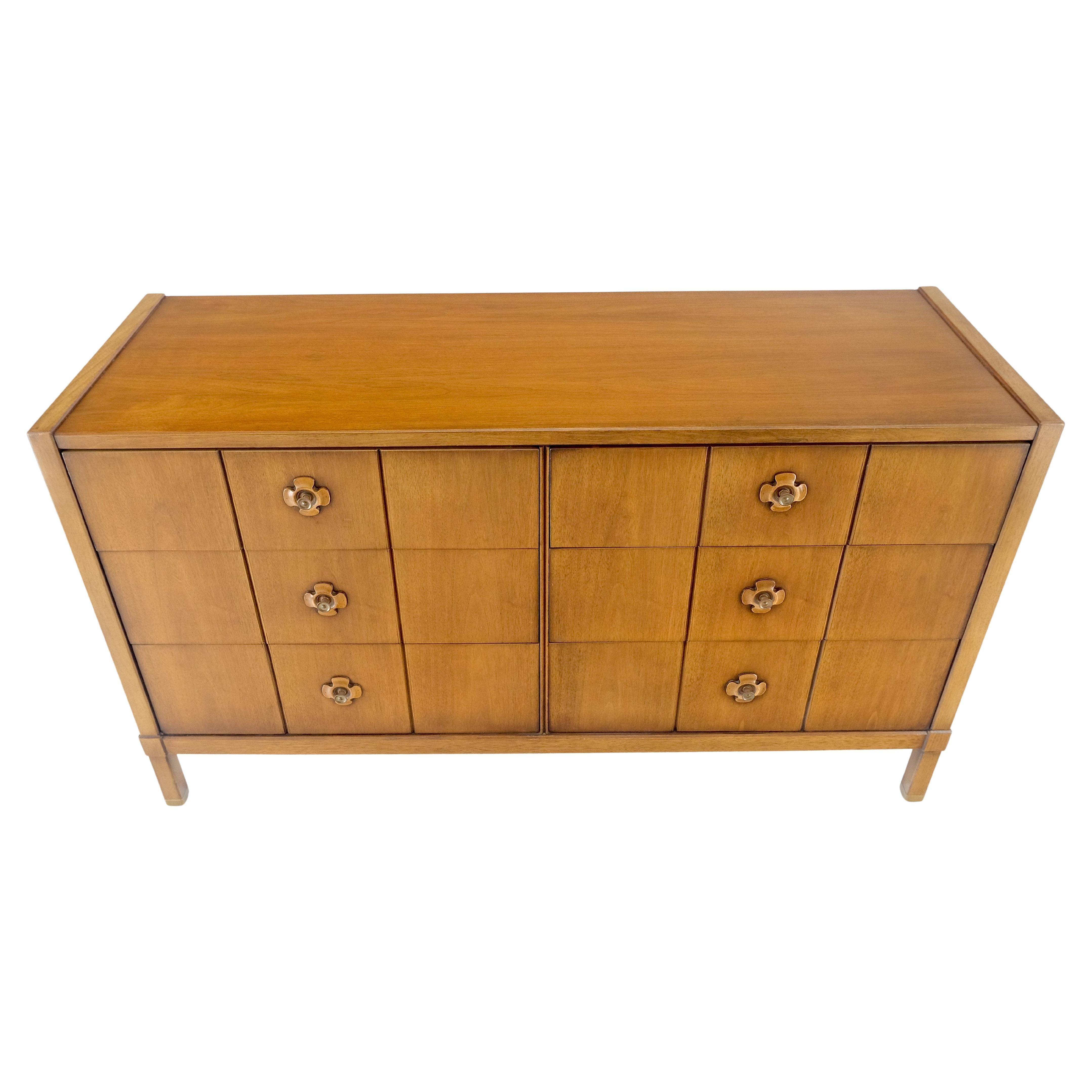 Drexel Compact 54" Wide Clover Shape Pulls Light Walnut 6 Schubladen Kommode MINT! im Angebot