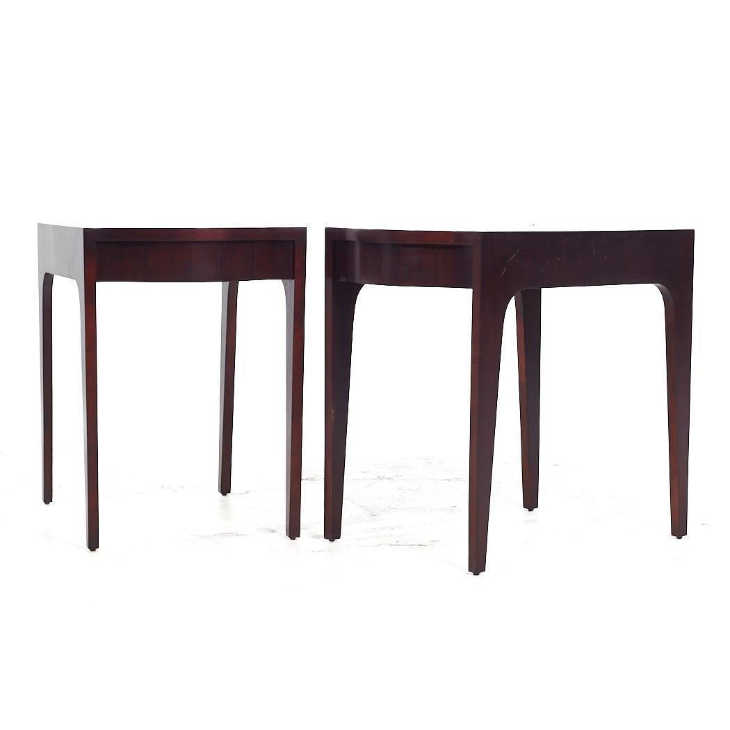 Moderne Tables d'appoint contemporaines en noyer Drexel - Paire en vente