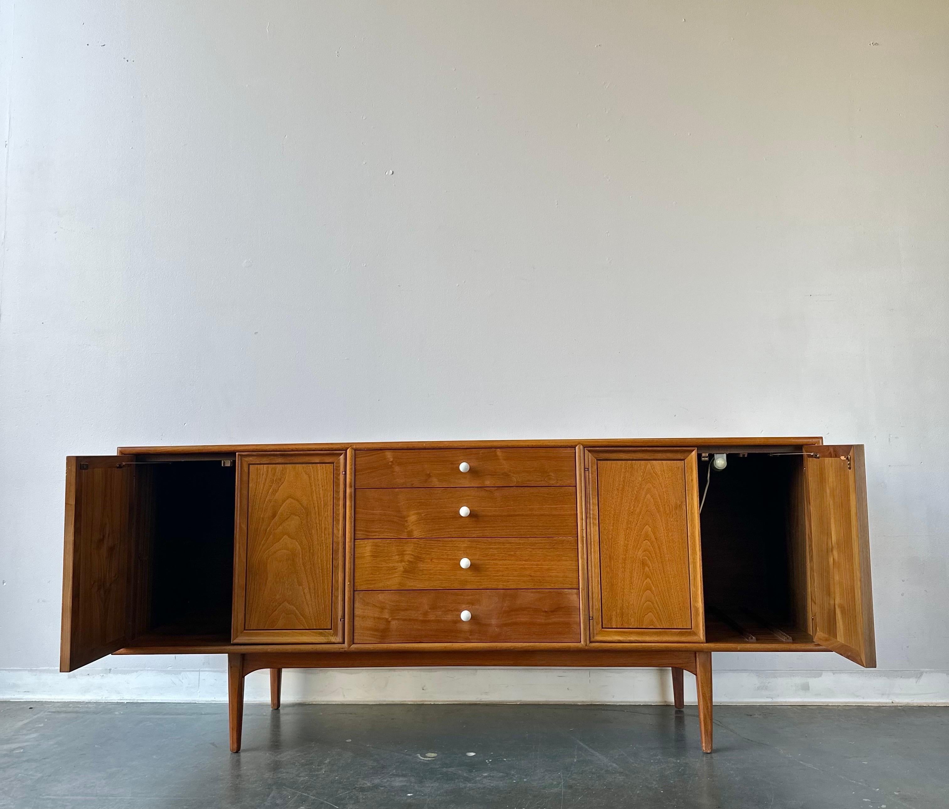 Kipp Stewart per Drexel Declaration Credenza lunga in noce


Ottime condizioni in tutto e per tutto, con il top rifinito. (Mi dispiace che non siamo riusciti a eliminare quella fastidiosa ombra dal top originale, ma è comunque bello! )

Dimensioni: