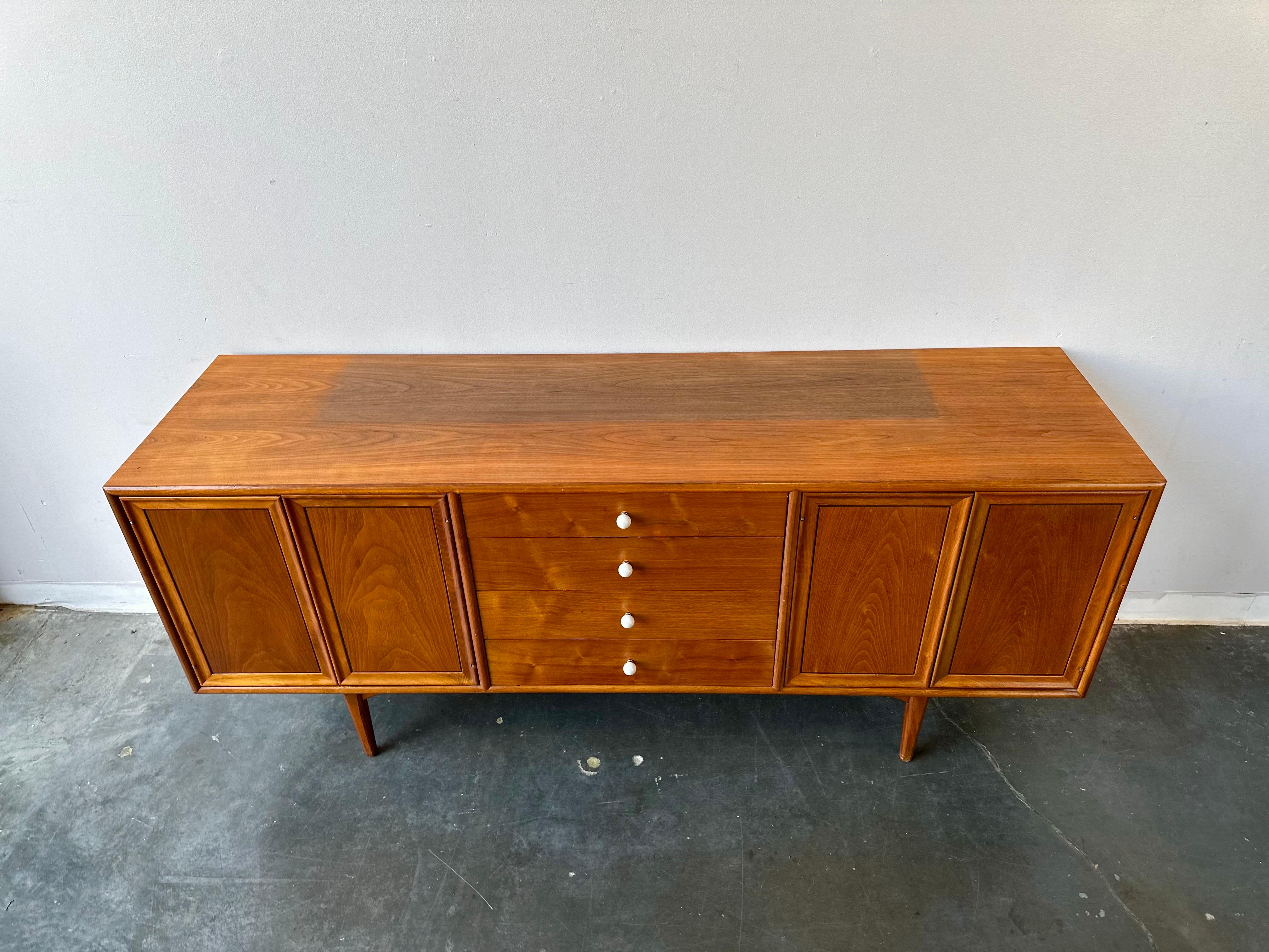 Mid-Century moderno Credenza in noce Drexel Declaration di Kipp Stewart del 1960 circa