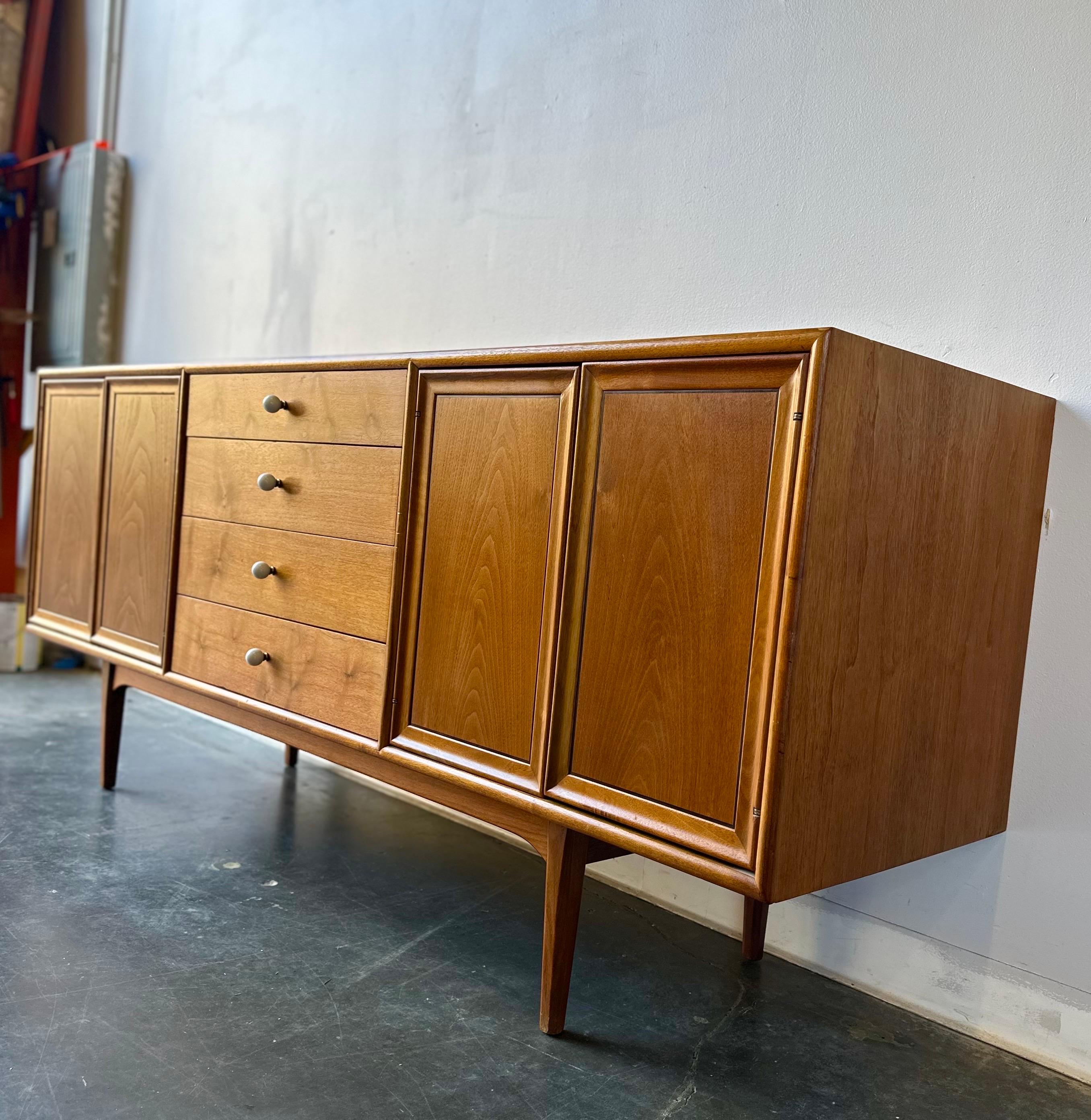 Americano Credenza in noce Drexel Declaration di Kipp Stewart del 1960 circa