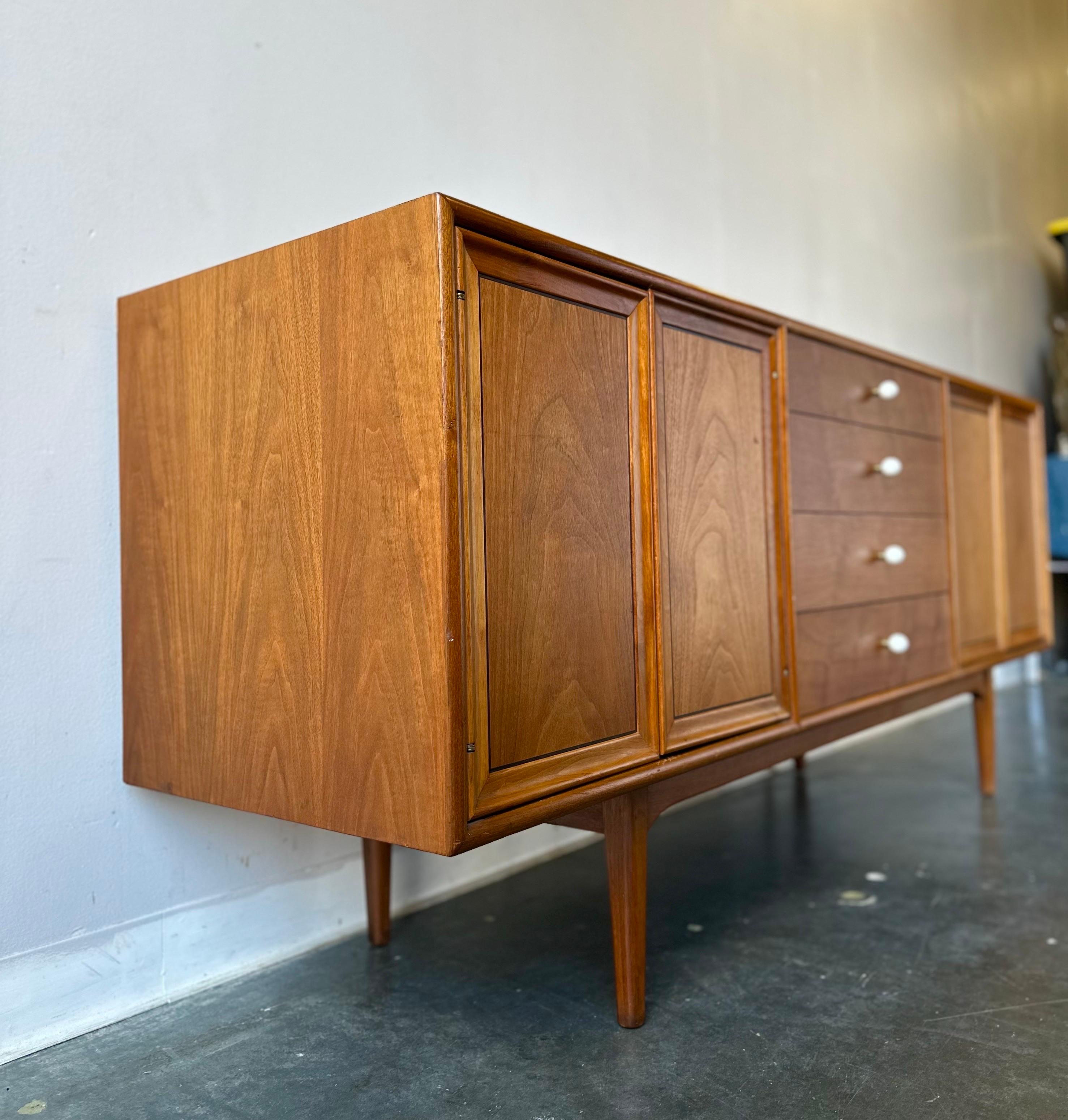 Falegnameria Credenza in noce Drexel Declaration di Kipp Stewart del 1960 circa