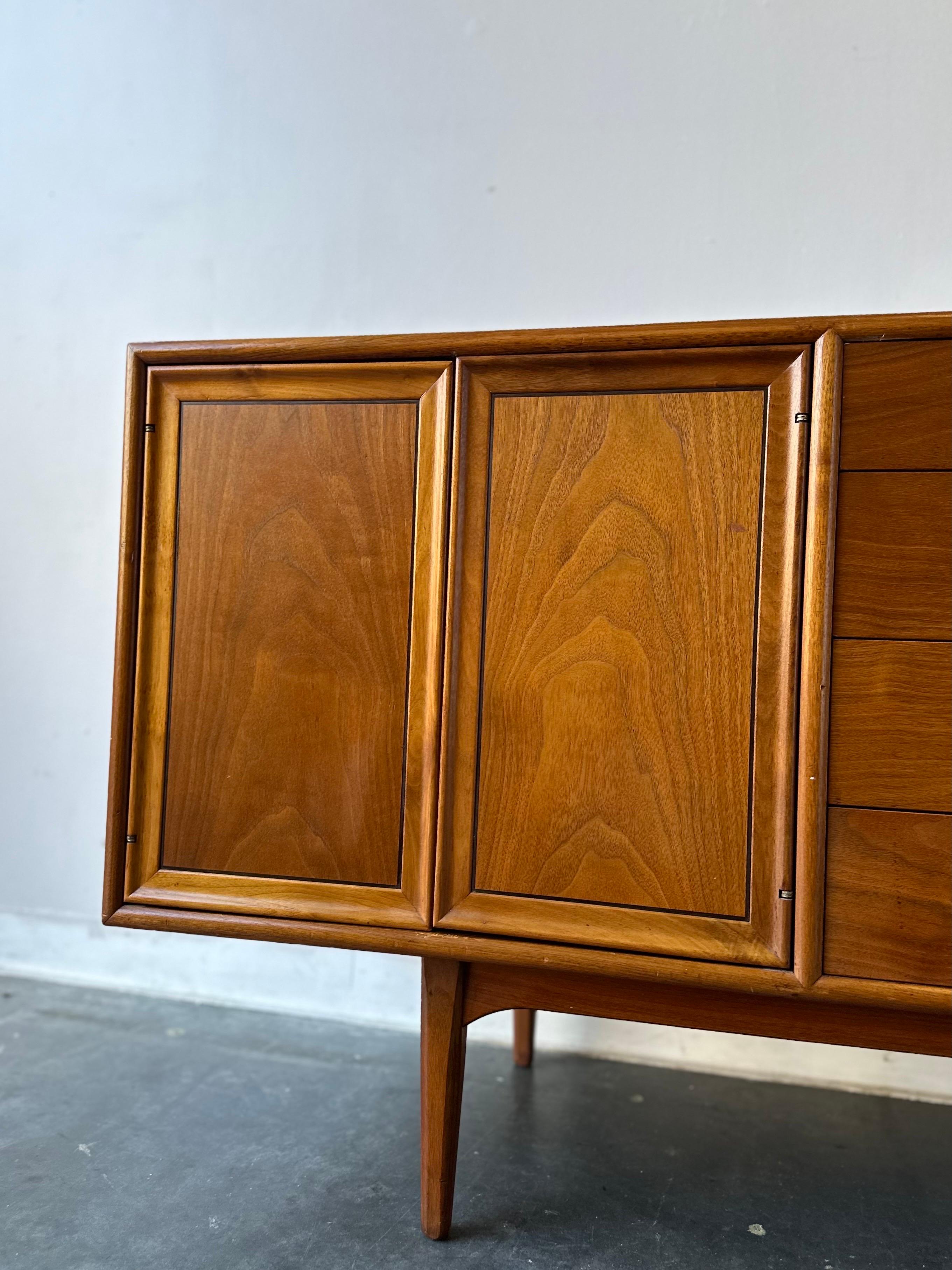 Credenza in noce Drexel Declaration di Kipp Stewart del 1960 circa In condizioni buone a Sayreville, NJ