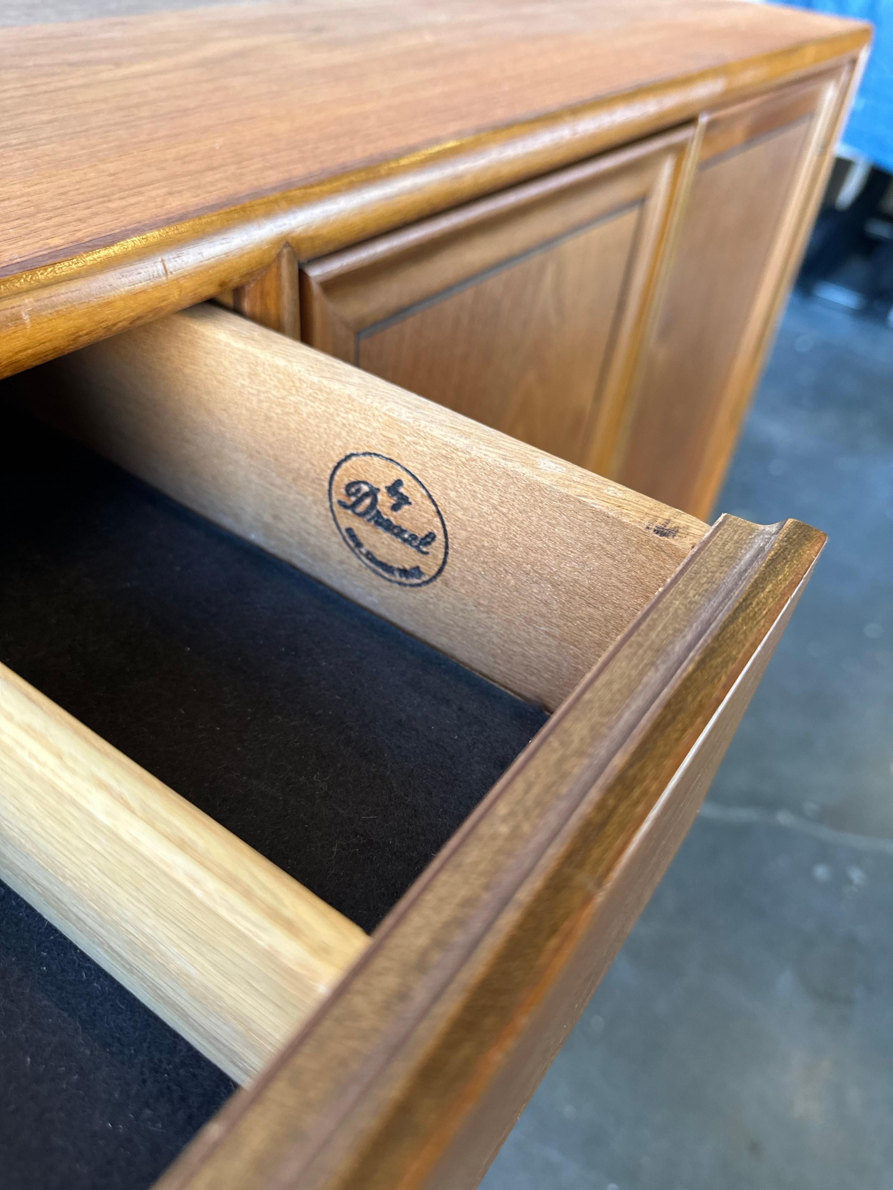 Metà XX secolo Credenza in noce Drexel Declaration di Kipp Stewart del 1960 circa