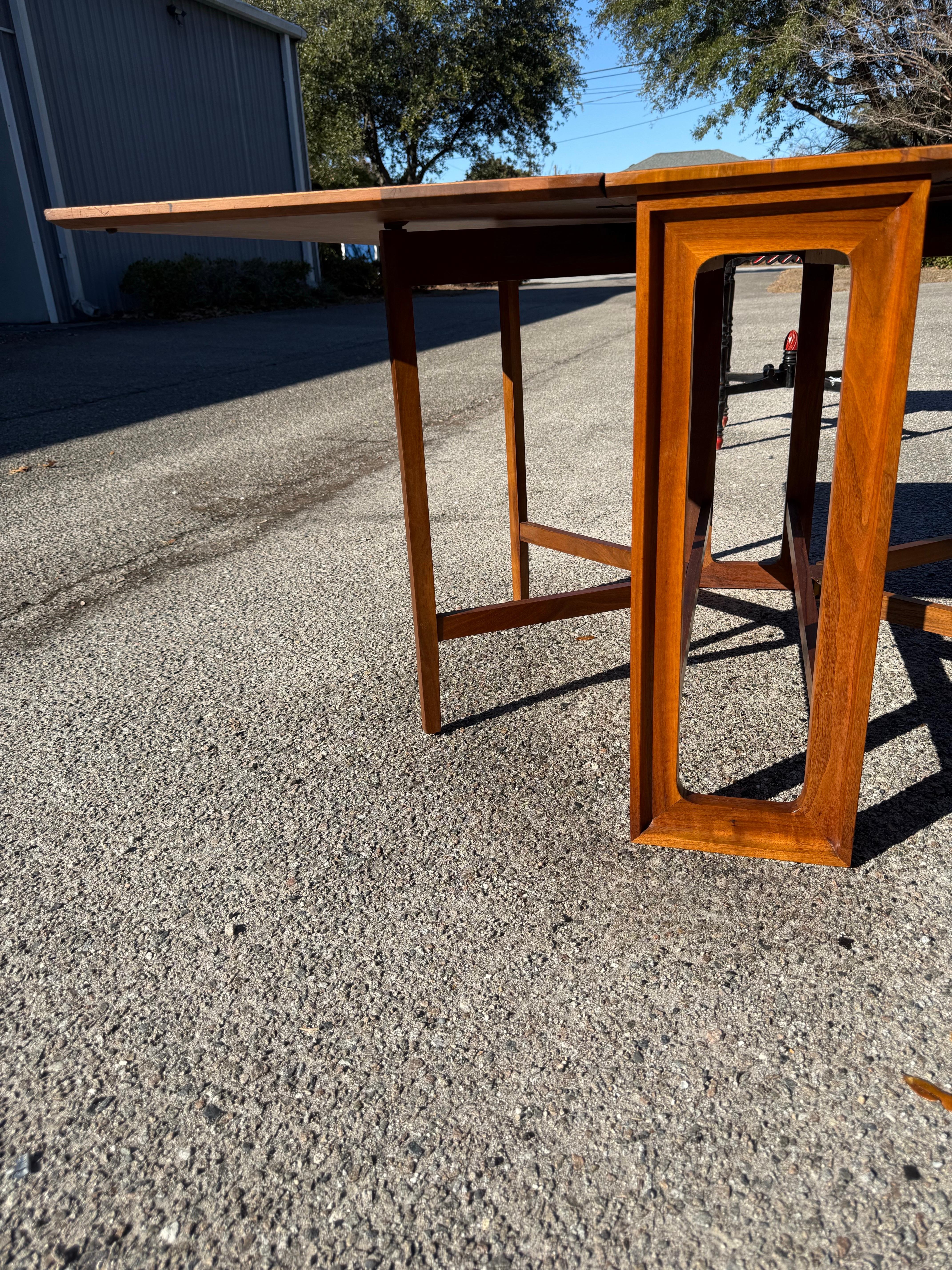 Mid-Century Modern Table de salle à manger Drexel Declaration Drop Leaf/Gateleg en vente