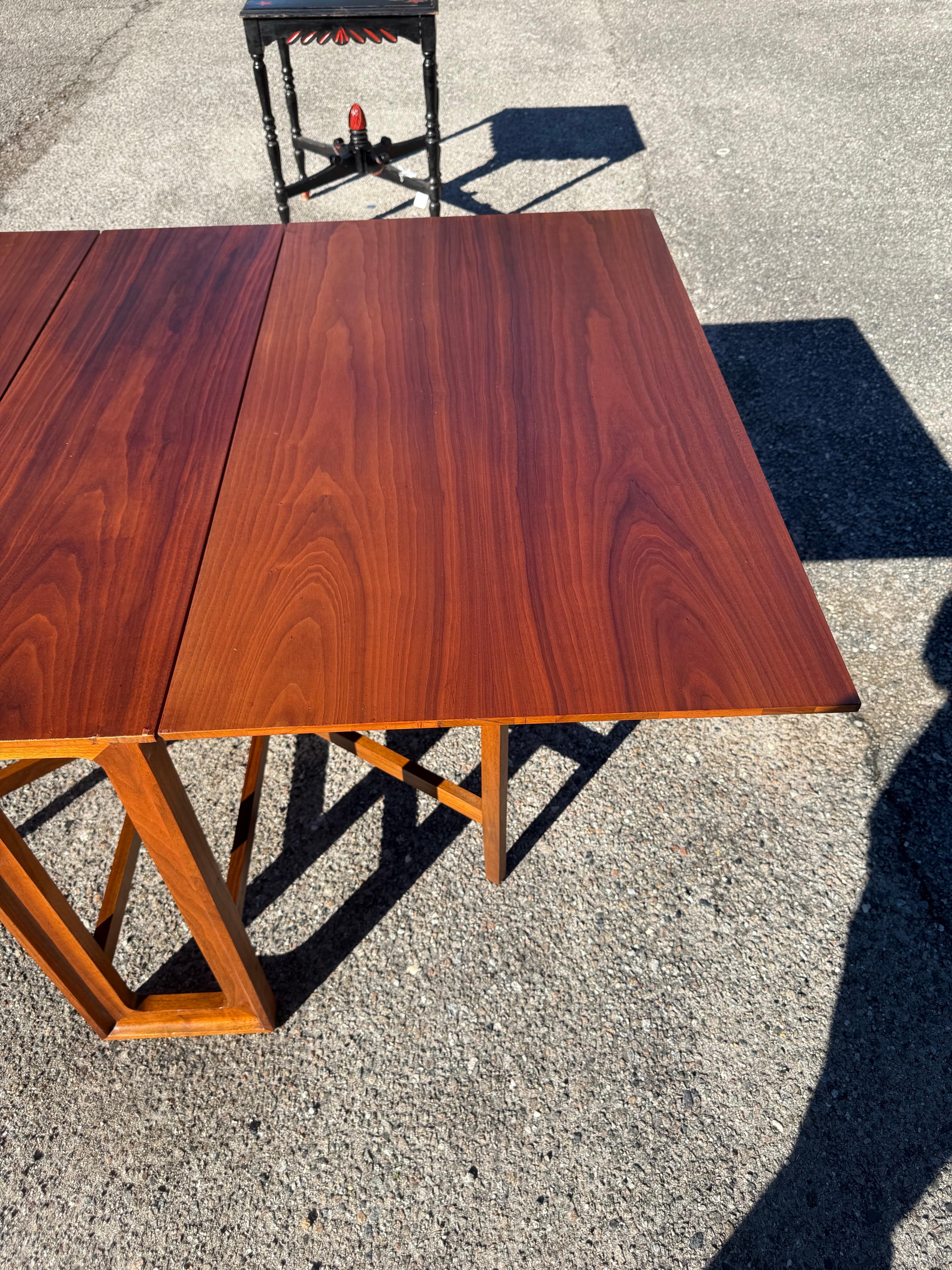 Table de salle à manger Drexel Declaration Drop Leaf/Gateleg Bon état - En vente à Charleston, SC