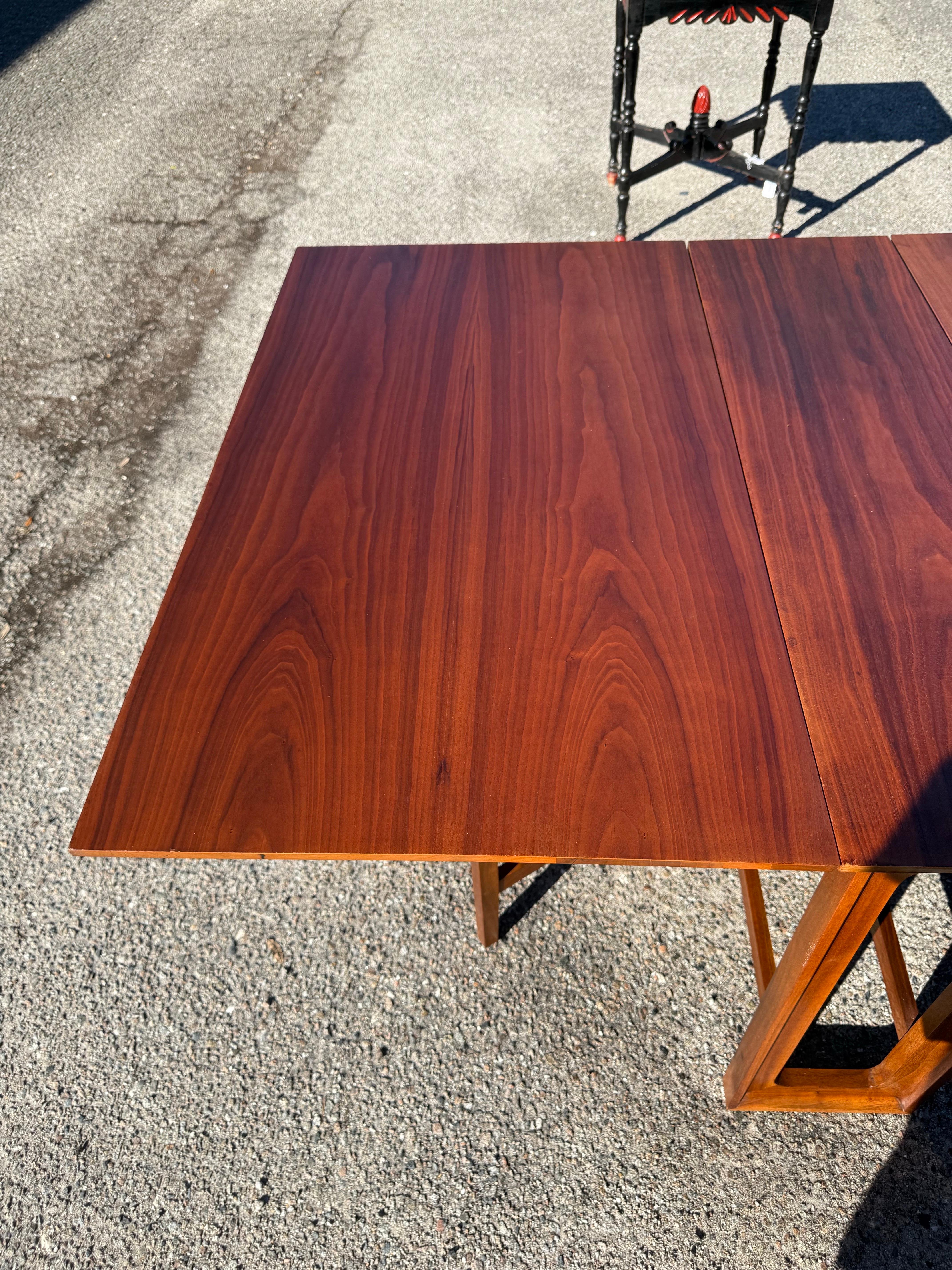 Milieu du XXe siècle Table de salle à manger Drexel Declaration Drop Leaf/Gateleg en vente