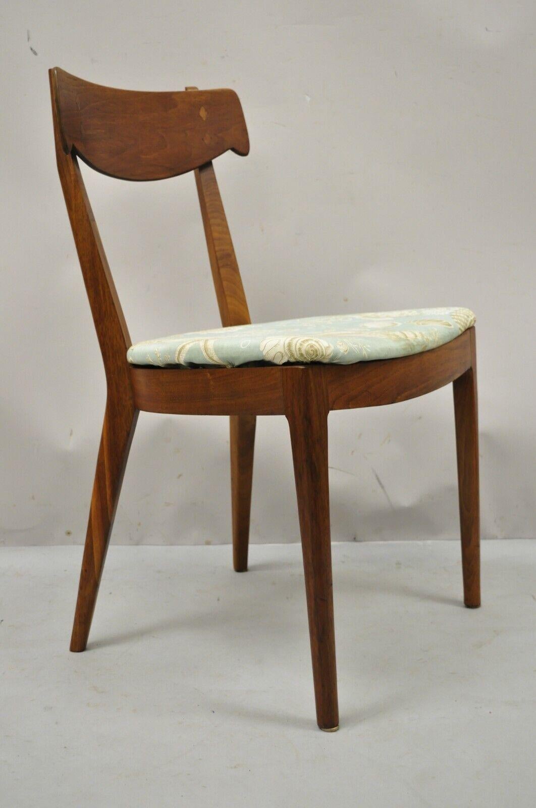 Drexel Declaration Kipp Stewart Walnut Diamond Inlay Dining Side Chair - Single. Item features diamond inlay to backrest, beautiful woodgrain, tapered legs, very nice vintage item, sleek sculptural form. Circa mid 20th Century. Measurements: 32