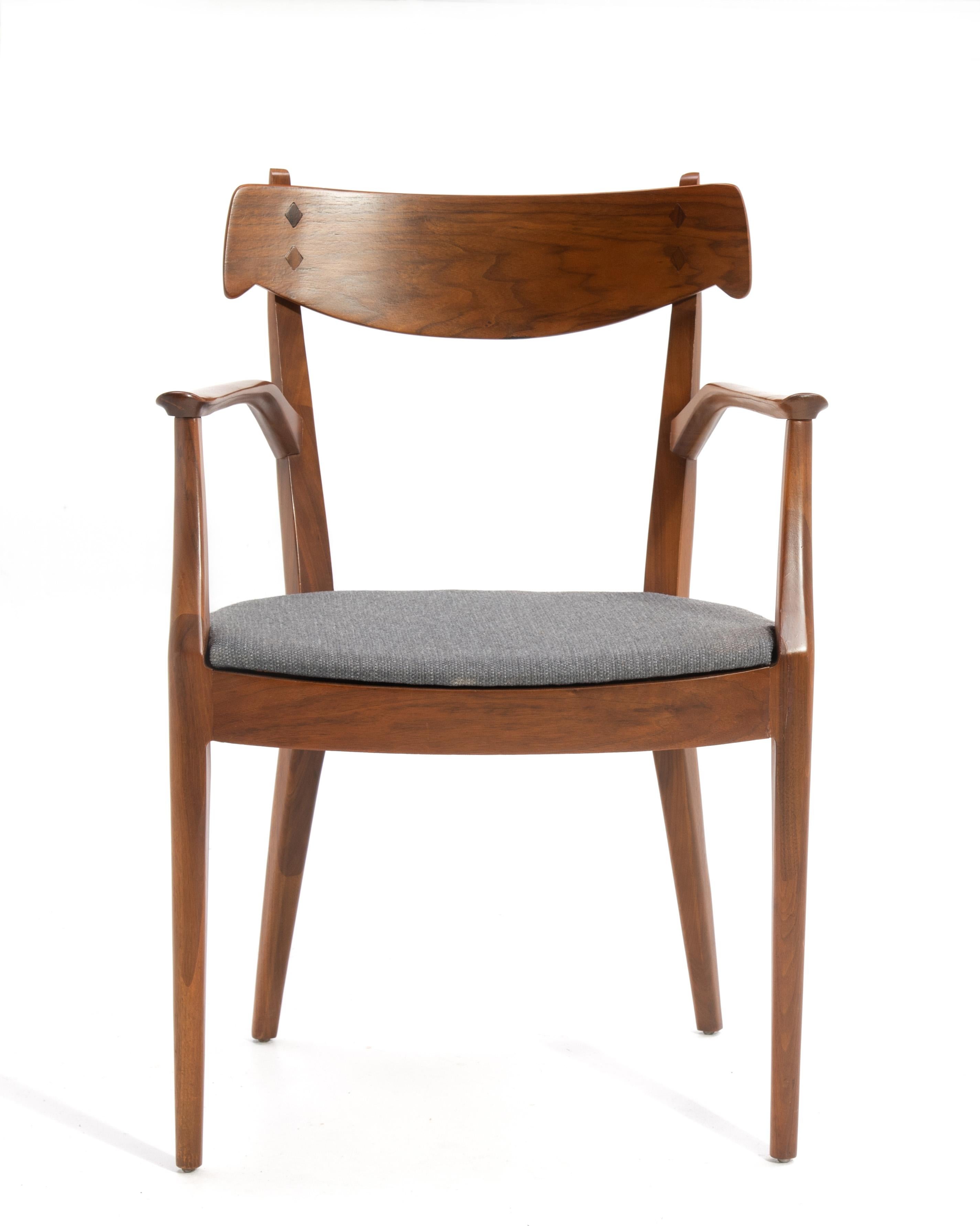 Un fauteuil Drexel Declaration conçu par Kipp Stewart. Ce modèle est d'une qualité exceptionnelle, avec un cadre en noyer massif sculpté, un dossier en placage de noyer et des incrustations en bois de rose. Le tissu est un Knoll vintage...