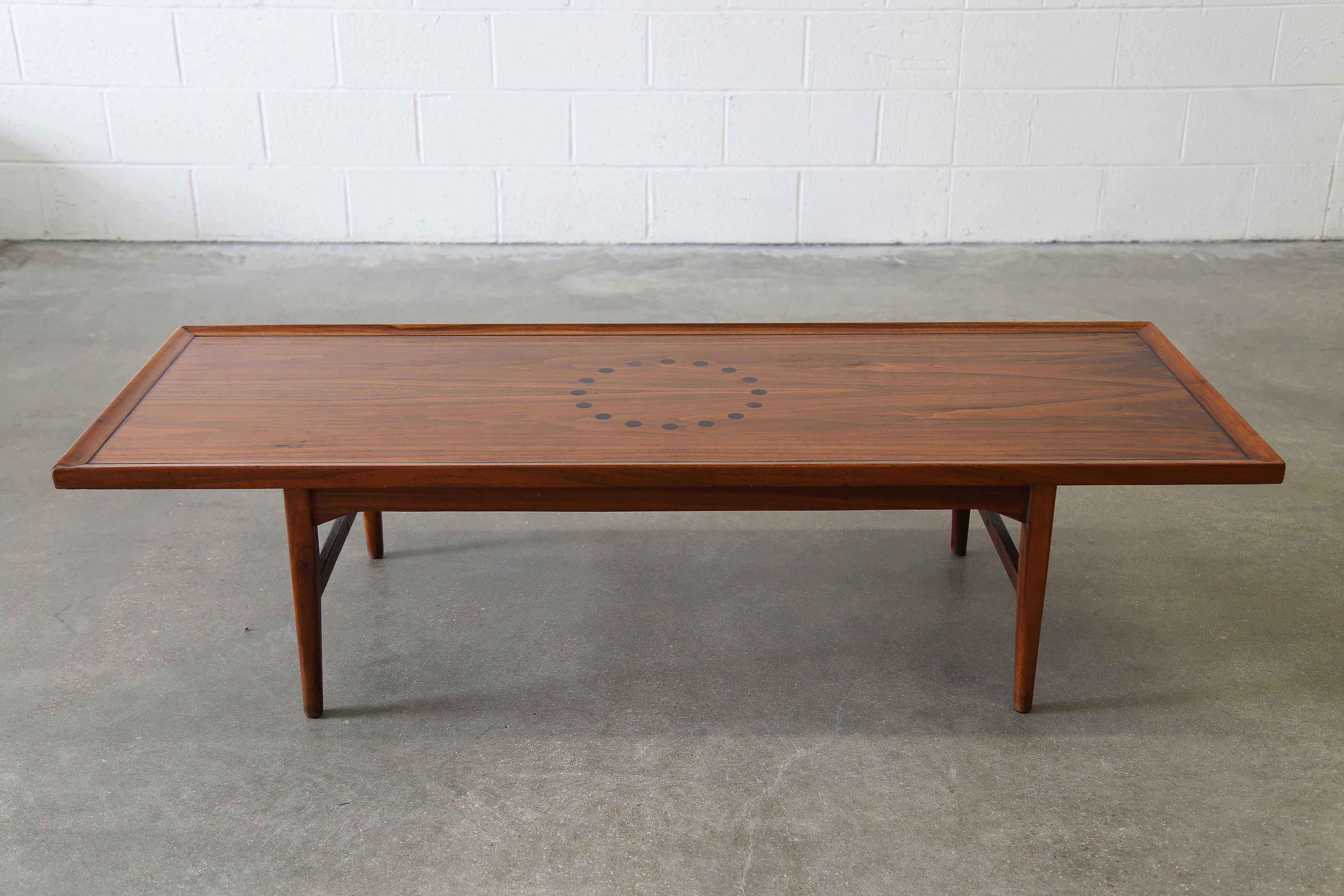 Magnifique table basse Drexel en placage de noyer avec incrustation circulaire en bois de rose. Conçu par Kipp Stewart et faisant partie de la ligne Declaration C'est l'un des designs les plus emblématiques de Stewart pour Drexel. La table présente