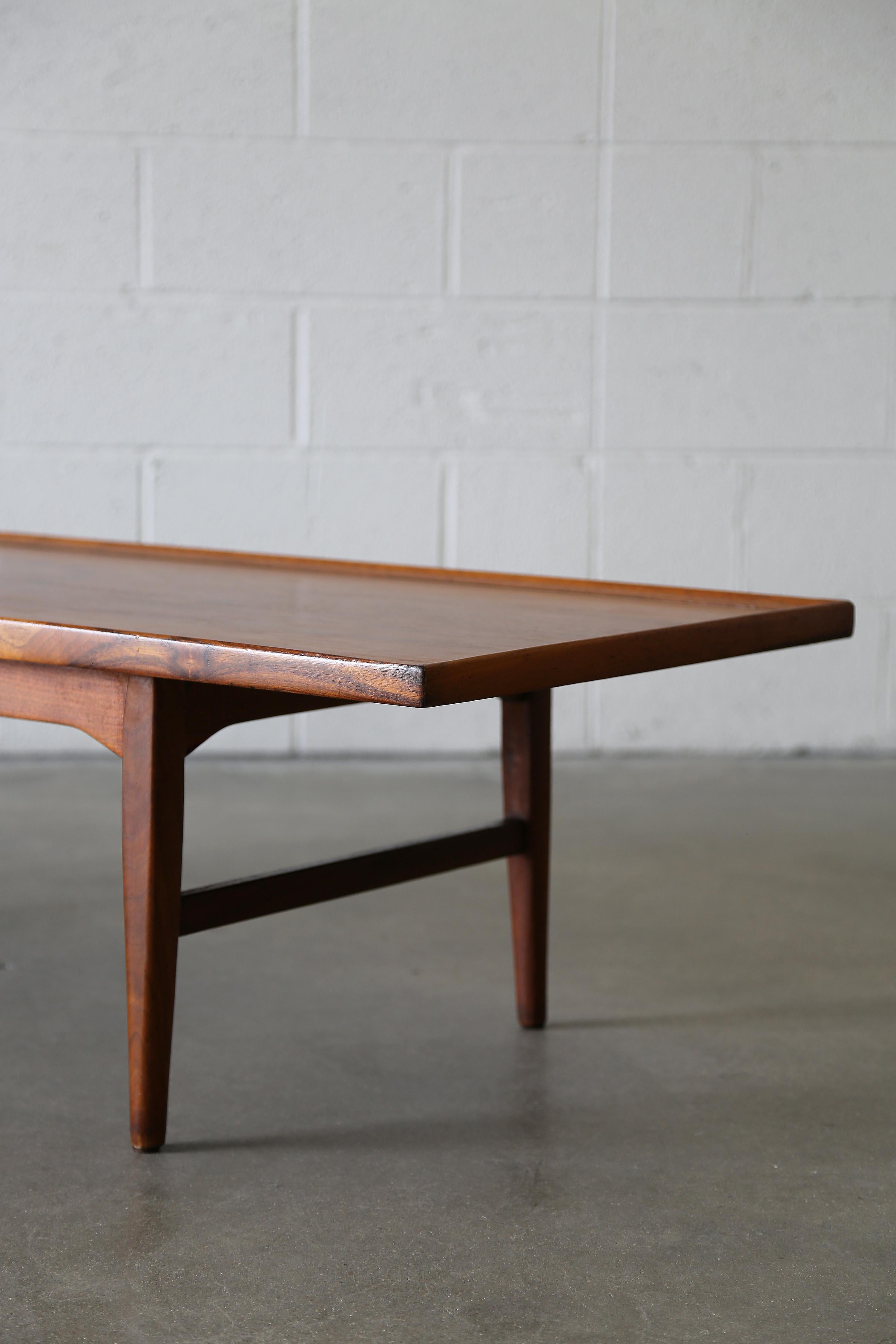 Américain Table basse en noyer Drexel Declaration, Kipp Stewart Mid Century Modernity en vente