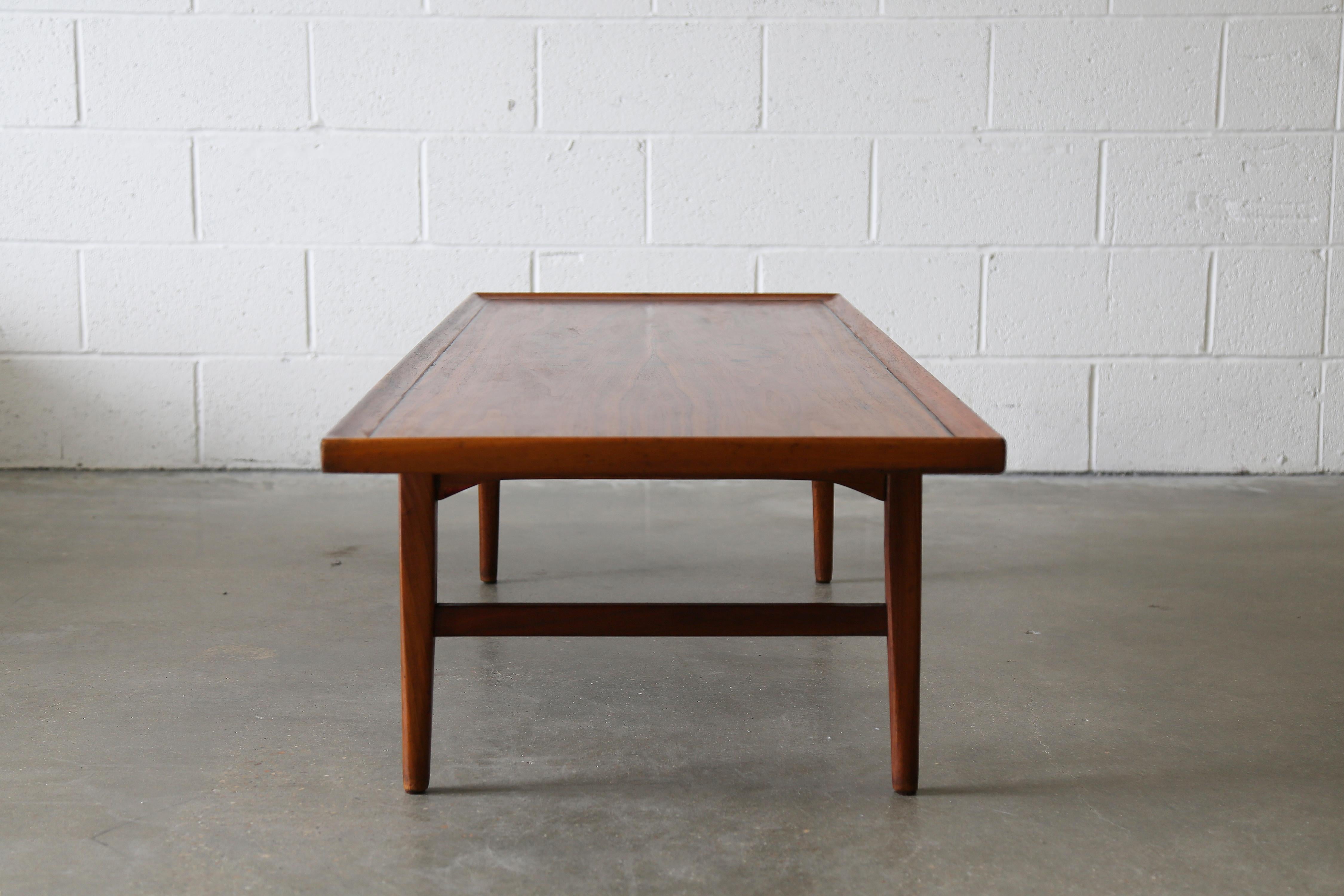 Table basse en noyer Drexel Declaration, Kipp Stewart Mid Century Modernity Bon état - En vente à Virginia Beach, VA