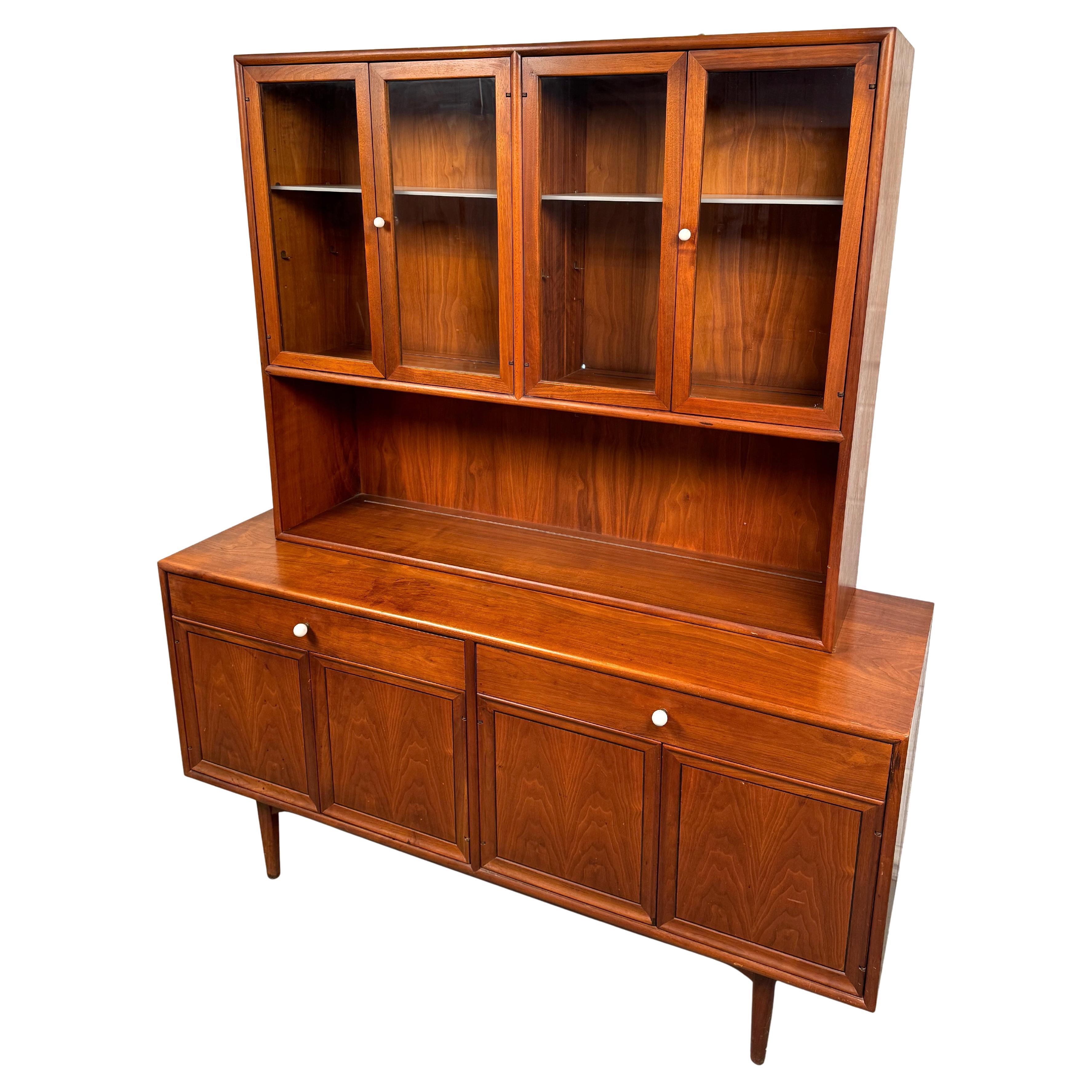 Buffet en noyer "Declaration" de Drexel avec plateau en Lights